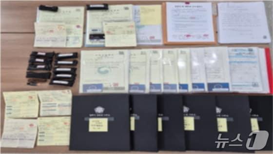 본문 이미지 - 경찰이 B 조직에게 압수한 대포통장과 사업자 등록증.(부산경찰청 제공. 재판매 및 DB 금지)
