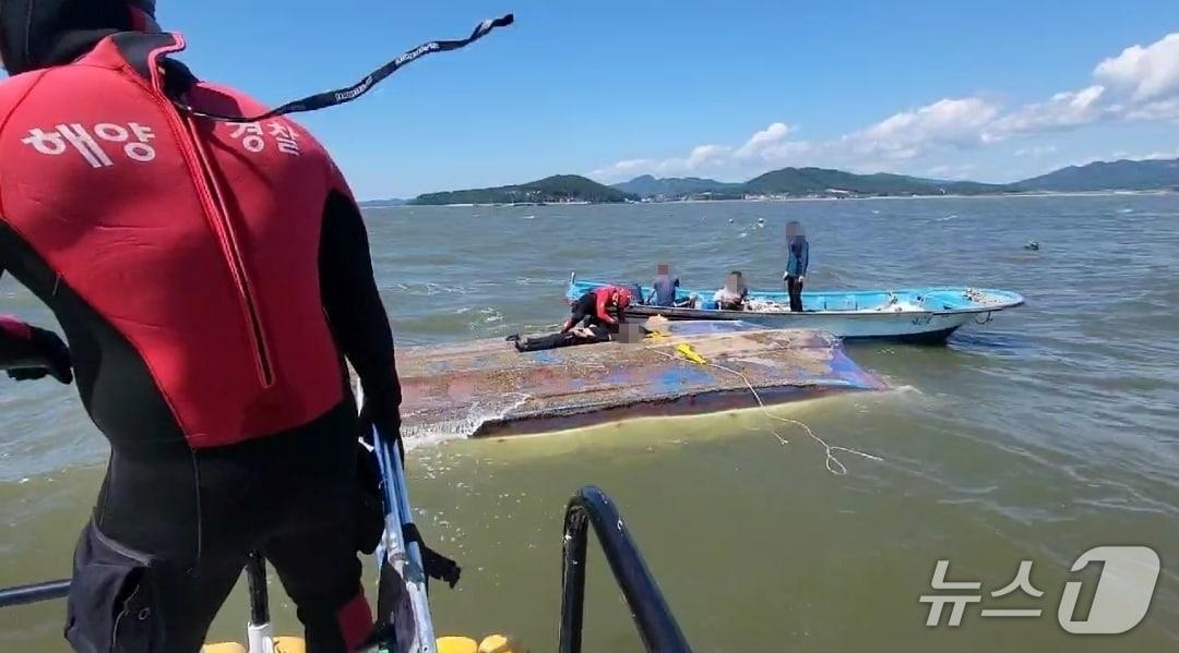 본문 이미지 - 바다에 빠져 의식을 잃은 선원을 구조해 심폐소생술하는 해경(보령해경 제공) /뉴스1