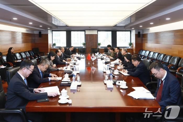 본문 이미지 - 노재헌 주중 대사가 지난달 28일 옌둥 중국 상무부 부부장을 접견했다. (중국 상무부 홈페이지)