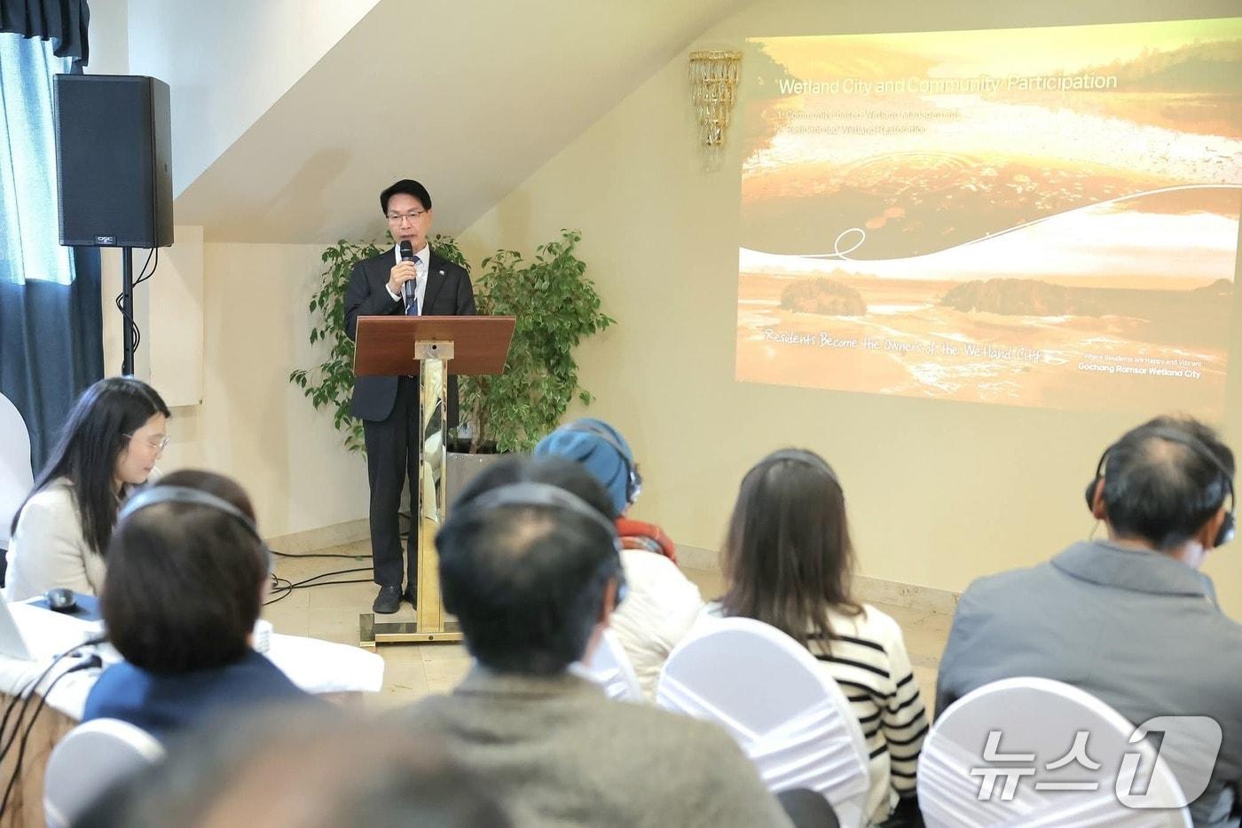 심덕섭 전북 고창군수가 헝가리 타타시에서 열린 제4회 람사르 습지도시 시장단 회의에서 &#39;주민 주도 습지도시 관리 정책&#39;을 설명하고 있다.&#40;고창군제공. 재판매 및 DB금지&#41;2025.12.1/뉴스1