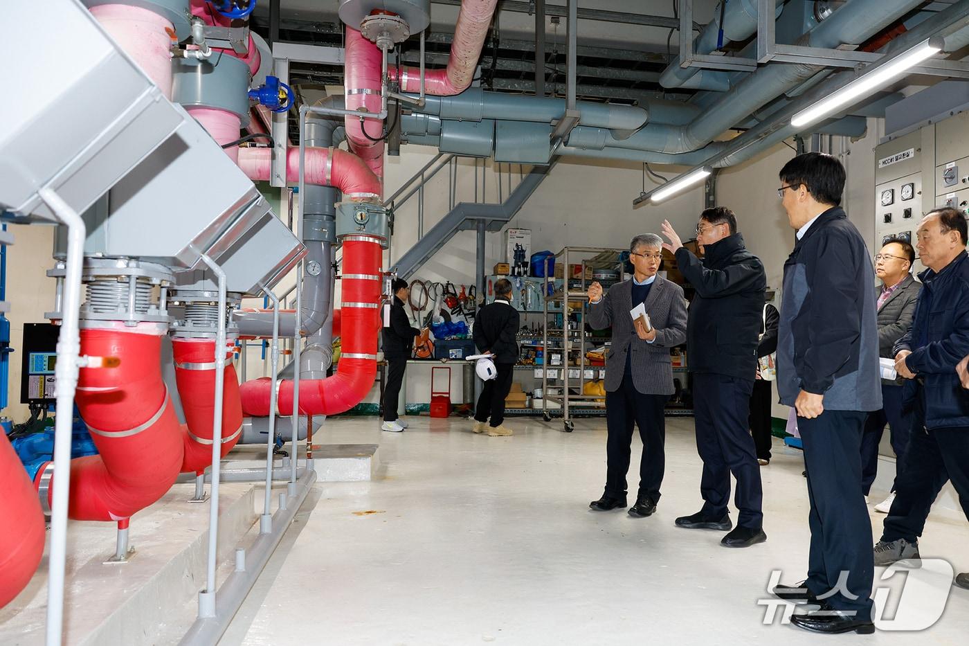 황상하 사장 등 현장 점검단이 임대주택 기계실에서 난방·전력 공급 설비를 확인하고 있다. &#40;SH 제공&#41; 뉴스1ⓒ news1