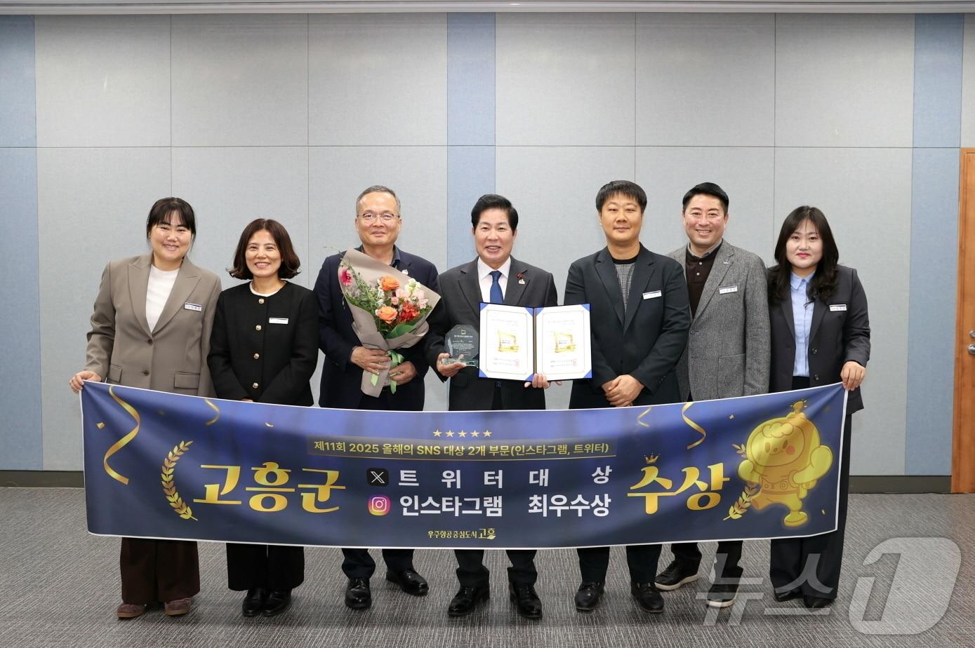 본문 이미지 - 공영민 고흥군수가 1일 군청 팔영산홀에서 제11회 2025 올해의 SNS 대상 2관왕 수상 기념사진을 촬영하고 있다. &#40;고흥군 제공. 재판매 및 DB금지&#41; ⓒ News1