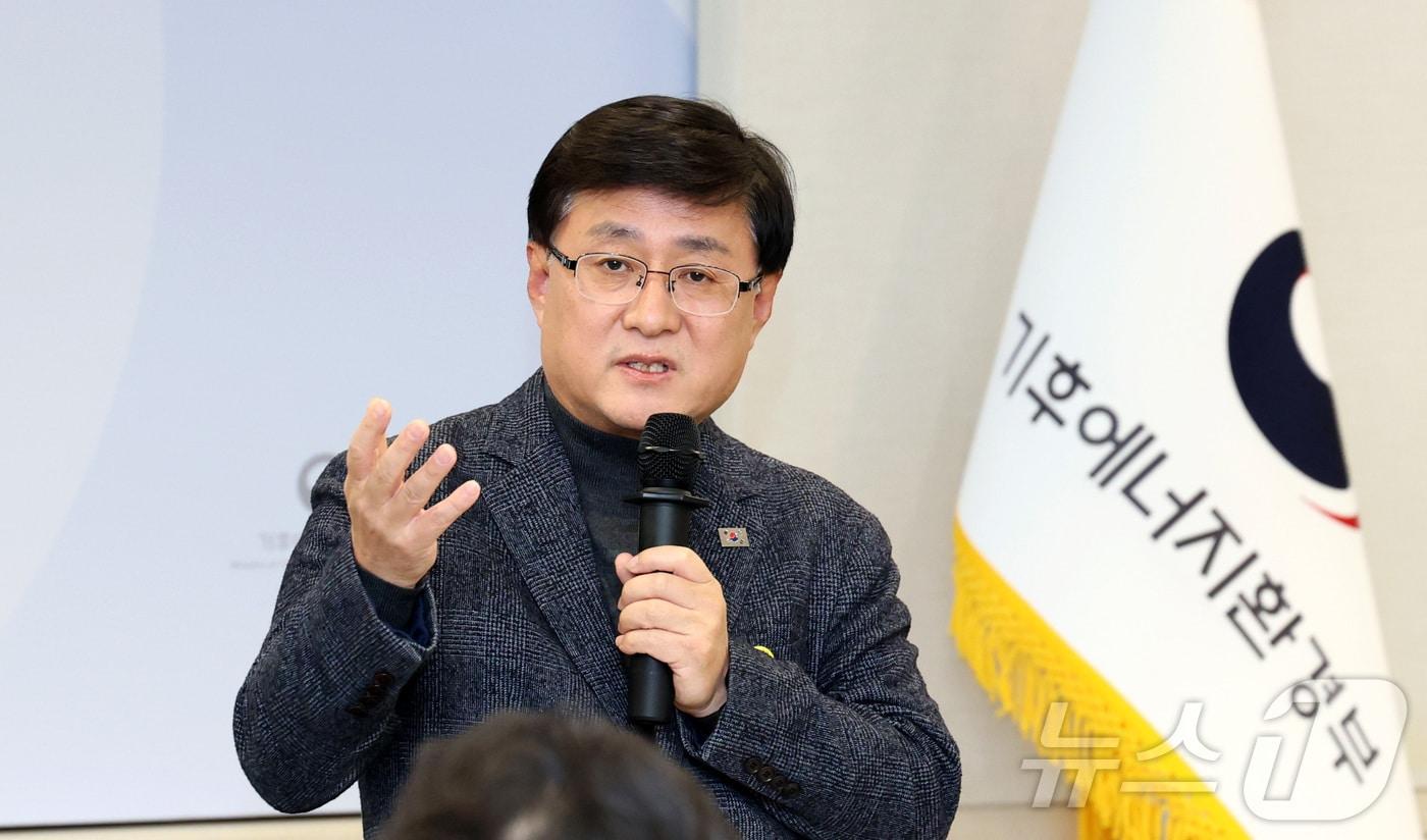 김성환 기후에너지환경부 장관이 지난 1일 세종시 정부세종청사에서 열린 기자간담회에 참석하여 발언하고 있다. 2025.12.2/뉴스1 ⓒ News1 김기남 기자