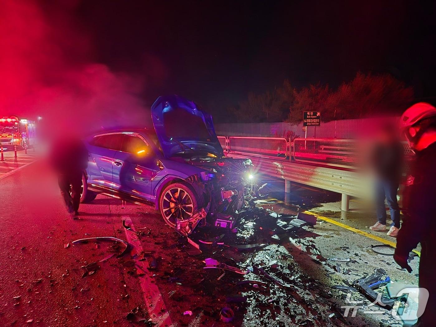 본문 이미지 - 지난 29일 오전 0시 28분께 정읍시 북면 한 교차로 인근에서 역주행 해 달리던 폭스바겐 차량이 반대 차로를 달리던 람보르기니 차량과 충돌했다.&#40;전북소방 제공. 재판매 및 DB 금지&#41;