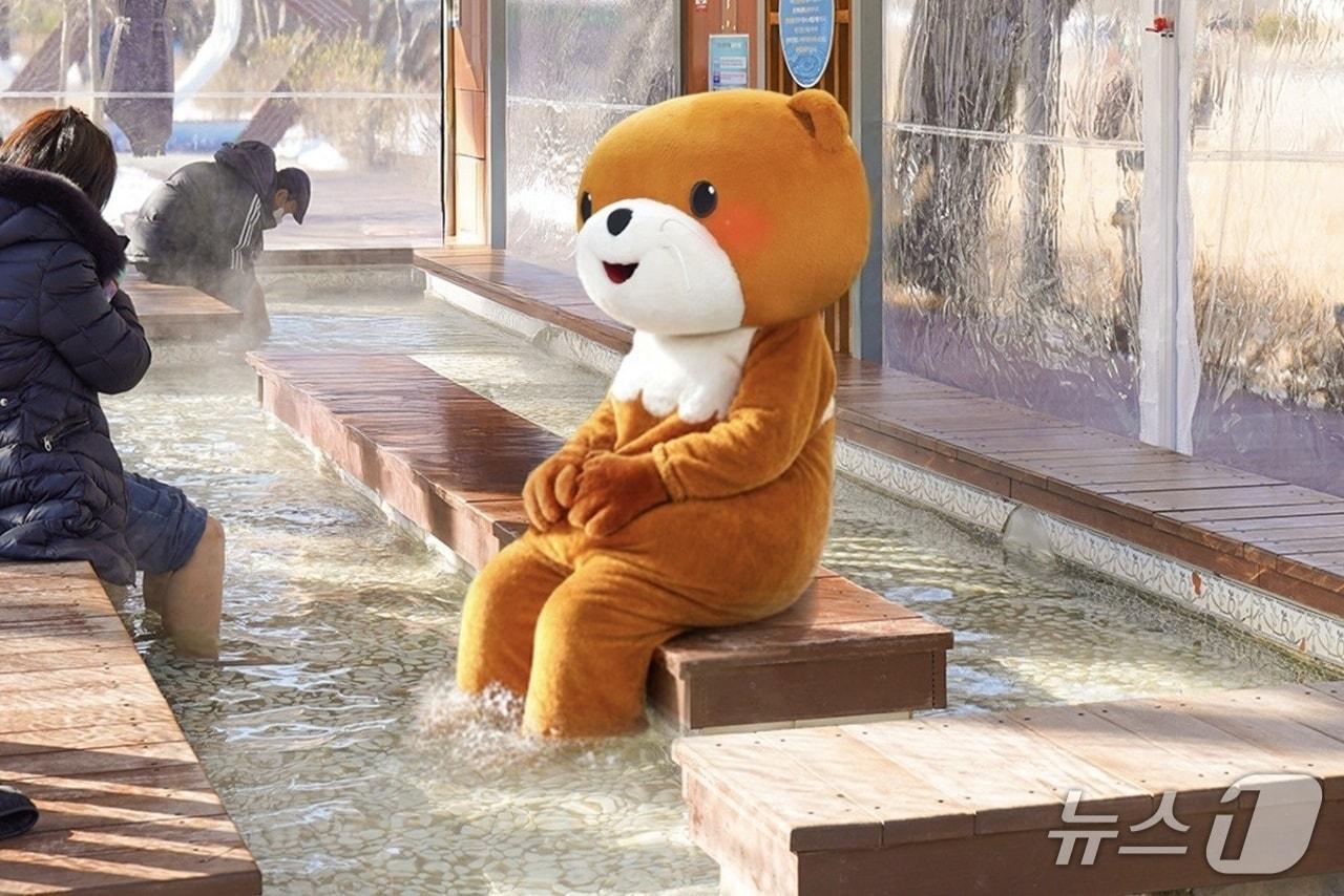 본문 이미지 -  충주 수안보에서 족욕을 즐기고 있는 충주시 캐릭터 충주씨.(충주시 제공. 제판매 및 DB금지)/뉴스1