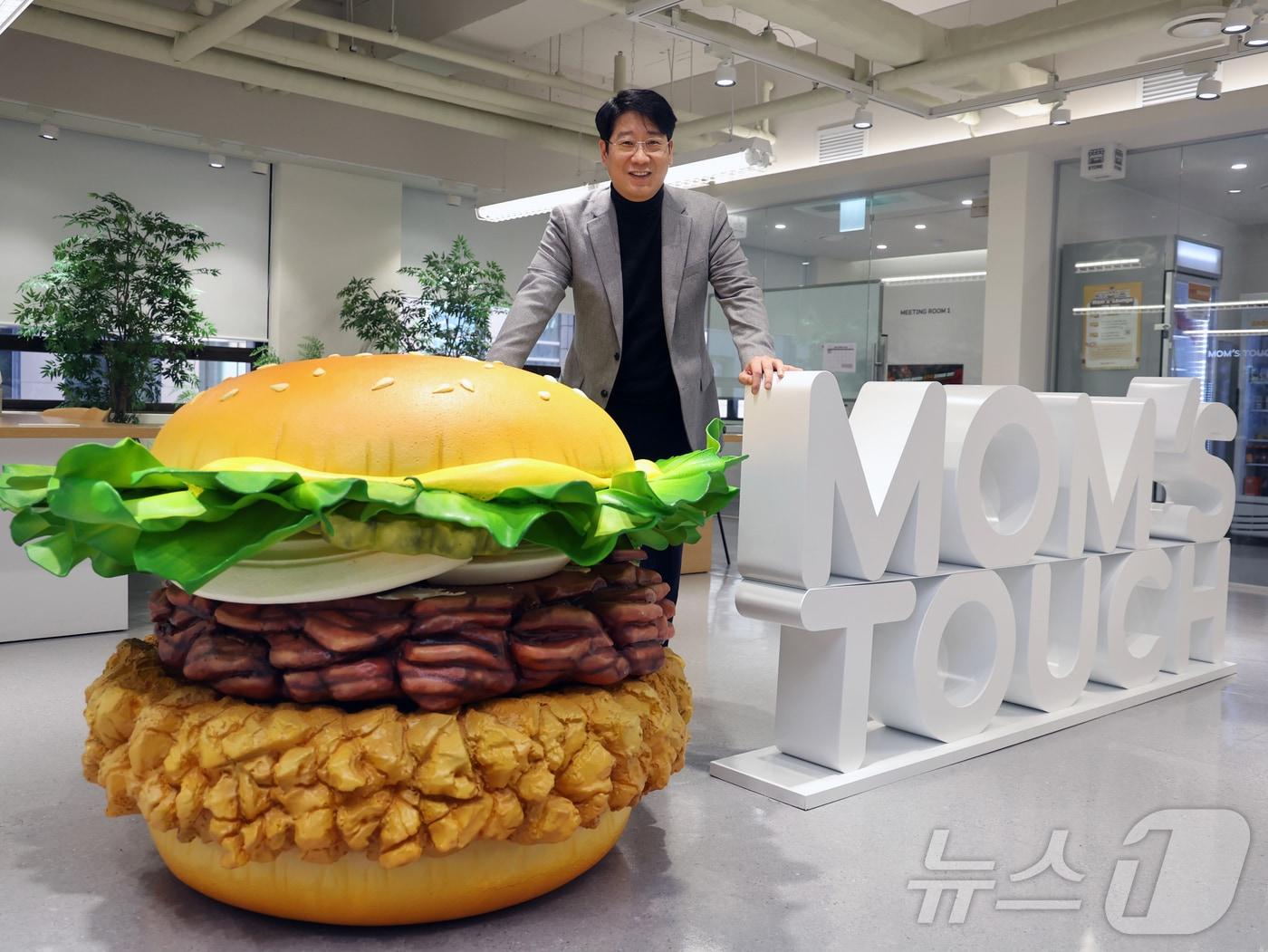 본문 이미지 - 김연일 맘스터치 가맹사업부문장&#40;이사&#41;이 1일 서울 중구 맘스터치 충무로 본사에서 뉴스1과 인터뷰 전 포즈를 취하고 있다. ⓒ News1 황기선 기자