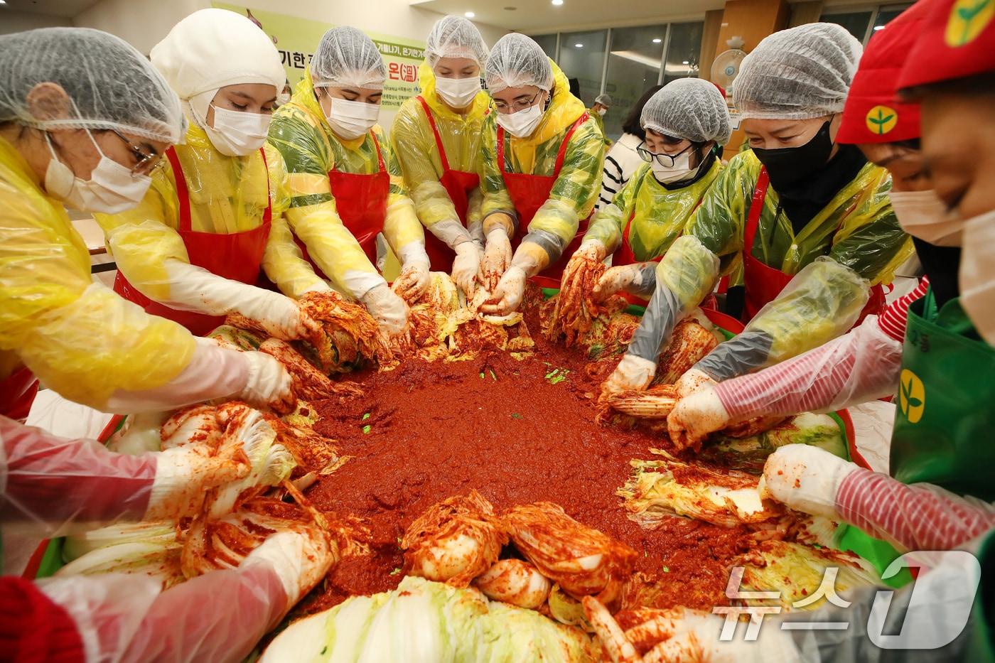 1일 오후 대구 북구 대불노인복지관에서 열린 &#39;따뜻한 겨울나기, 온기 한가득 나눔 한마당&#39;에 참여한 영진전문대 사회봉사단과 외국인 유학생들이 함께 김장김치 양념을 버무리고 있다. 2025.12.1/뉴스1 ⓒ News1 공정식 기자