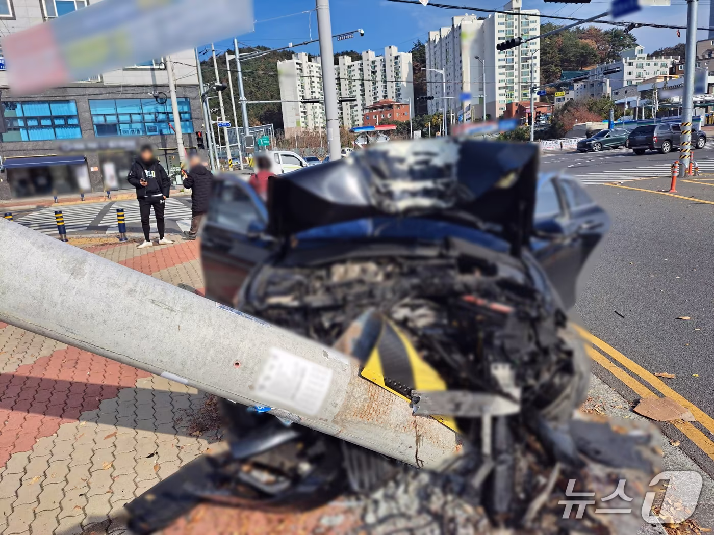 본문 이미지 - 1일 낮 12시 38분께 60대 남성이 운전하던 승용차가 전신주를 들이받았다.&#40;울산경찰청 제공. 재판매 및 DB금지&#41;/뉴스1