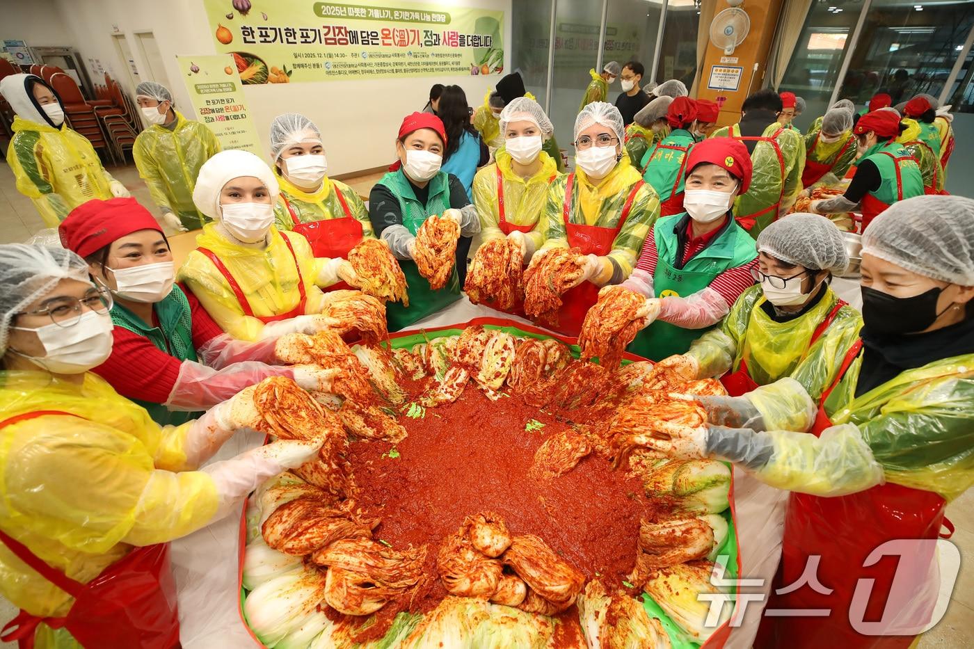 1일 오후 대구 영진전문대 사회봉사단과 외국인 유학생들이 대학 인근 대불노인복지관에서 열린 &#39;따뜻한 겨울나기, 온기 한가득 나눔 한마당&#39;에 참여해 김장김치 양념을 버무리고 있다. 2025.12.1/뉴스1 ⓒ News1 공정식 기자