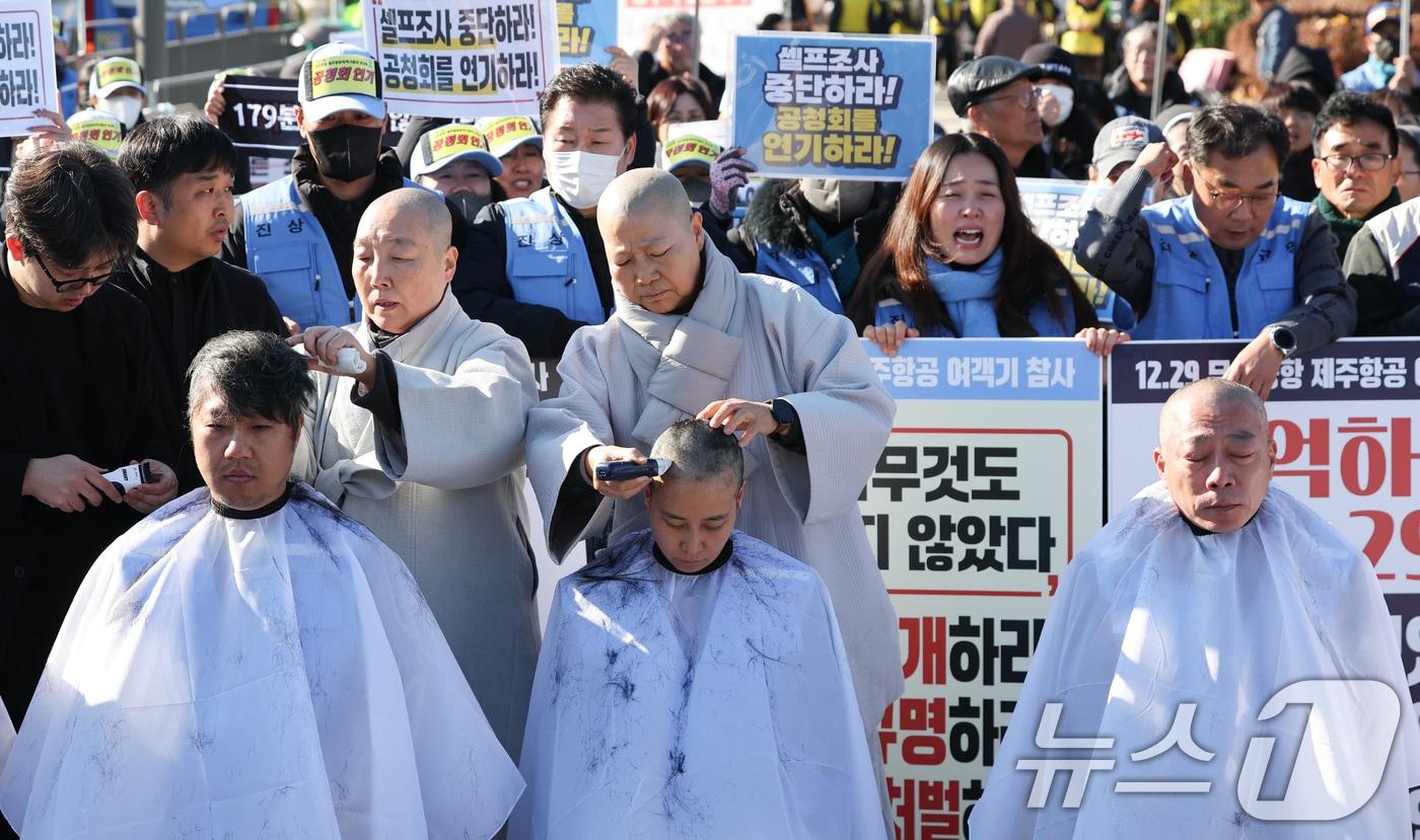 12·29 무안공항 제주항공 여객기 참사 유가족들이 1일 서울 용산구 전쟁기념관 앞에서 항공철도사고조사위원회&#40;항철위&#41;의 공청회 중단과 조사기구 독립화를 촉구하며 삭발을 하고 있다. 2025.12.1/뉴스1 ⓒ News1 허경 기자