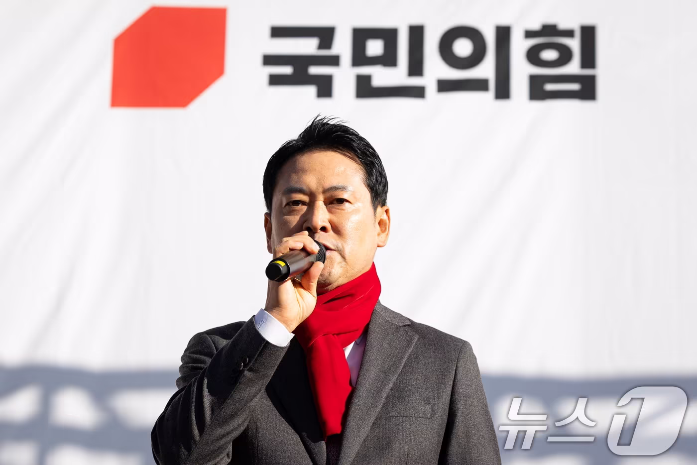 장동혁 국민의힘 대표가 1일 인천 미추홀구 주안역 앞에서 열린 민생회복 법치수호 인천 국민대회에서 연설하고 있다. 2025.12.1/뉴스1 ⓒ News1 유승관 기자