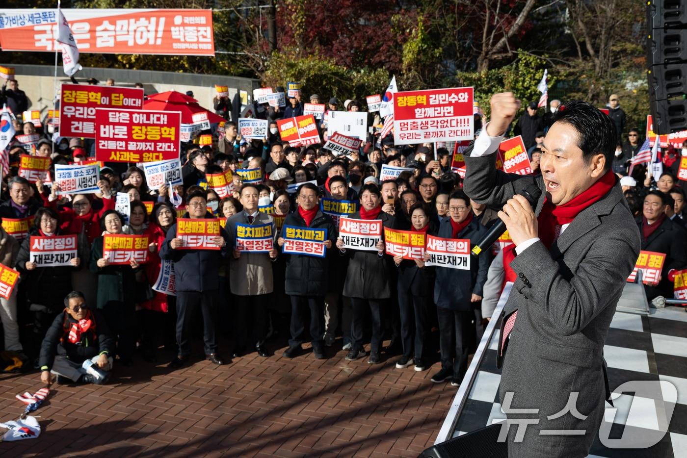 장동혁 국민의힘 대표가 1일 인천 미추홀구 주안역 앞에서 열린 민생회복 법치수호 인천 국민대회에서 연설하고 있다. 2025.12.1/뉴스1 ⓒ News1 유승관 기자