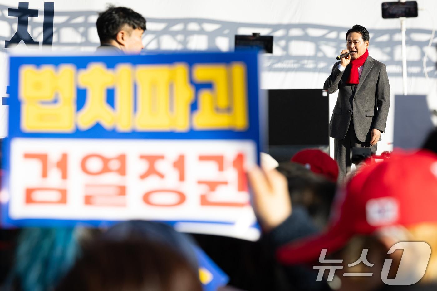 장동혁 국민의힘 대표가 1일 인천 미추홀구 주안역 앞에서 열린 민생회복 법치수호 인천 국민대회에서 연설하고 있다. 2025.12.1/뉴스1 ⓒ News1 유승관 기자