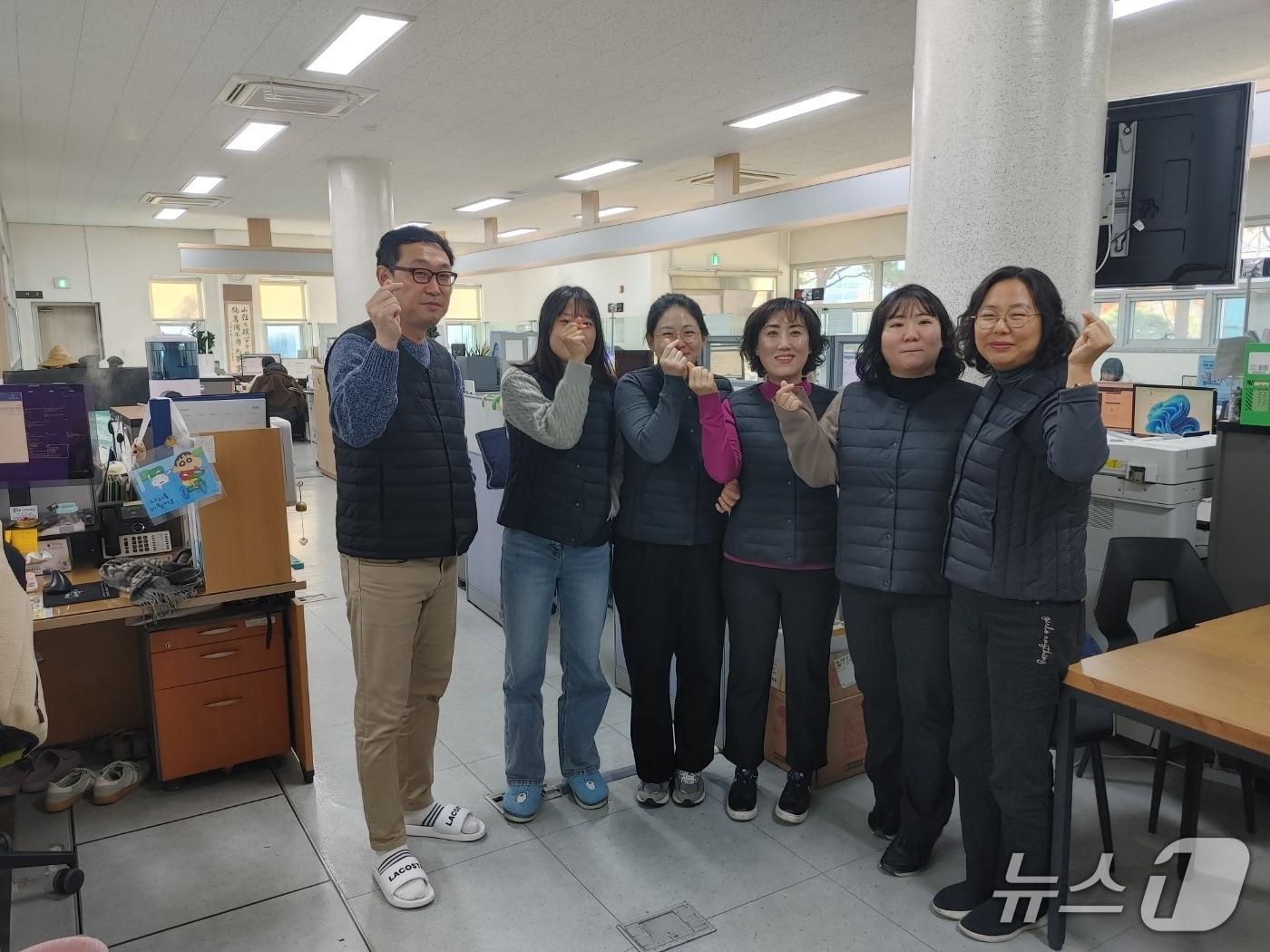 본문 이미지 - 강원 원주시청 공무원노동조합 지난달 27일부터 이달 1일까지 겨울철을 맞아 조합원들에게 방한 옷을 지급했다. &#40;원주시청 공무원노동조합 제공. 재판매 및 DB금지&#41; 2025.12.1/뉴스1