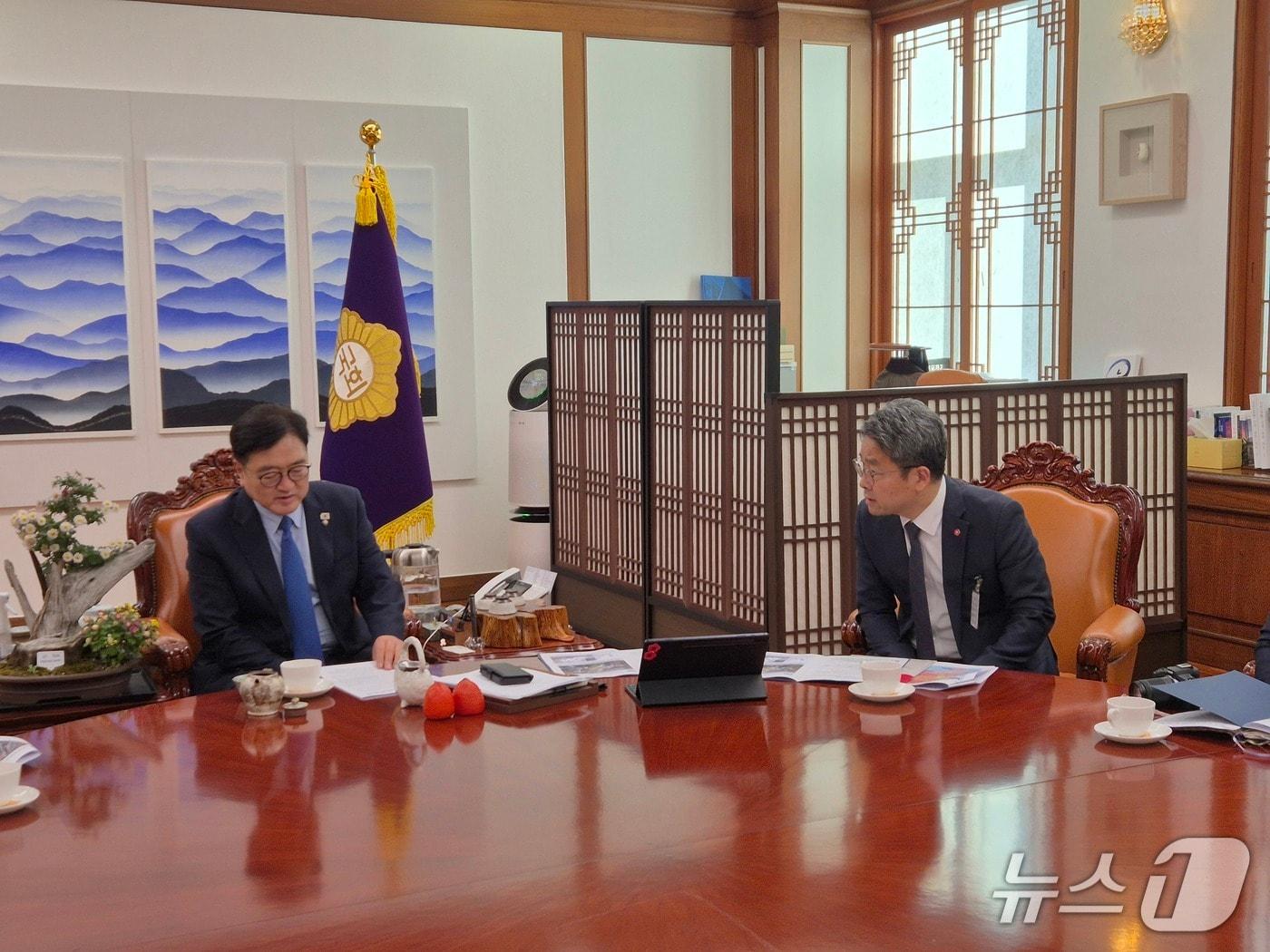 본문 이미지 - 지난 11월 28일 이성호 전북 남원부시장이 우원식 국회의장을 만나 &#39;남원 경찰수련원 신축&#39;의 사업 필요성과 국비 지원을 요청하고 있다.&#40;남원시 제공. 재판매 및 DB금지&#41;/뉴스1 