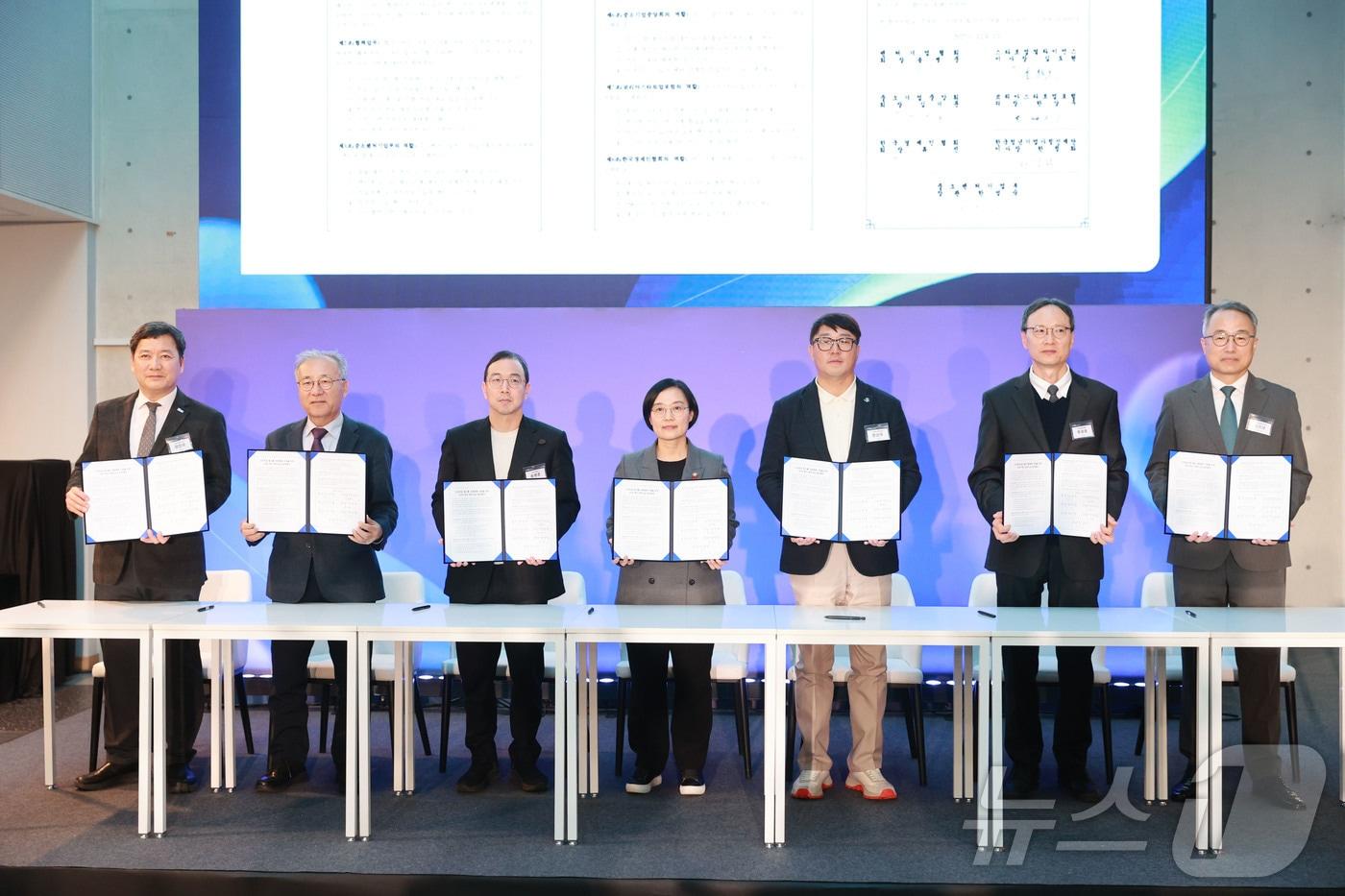 본문 이미지 - 한성숙 중소벤처기업부 장관(가운데)이 1일 경기 성남 경기 스타트업 원스톱 지원센터에 열린 '전국 스타트업 원스톱 지원센터 출범식'에서 민‧관 협력 파트너십 업무협약(MOU)을 체결한 후 기념 촬영을 하고 있다. (중소벤처기업부 제공. 재판매 및 DB 금지) 2025.12.1 ⓒ 뉴스1