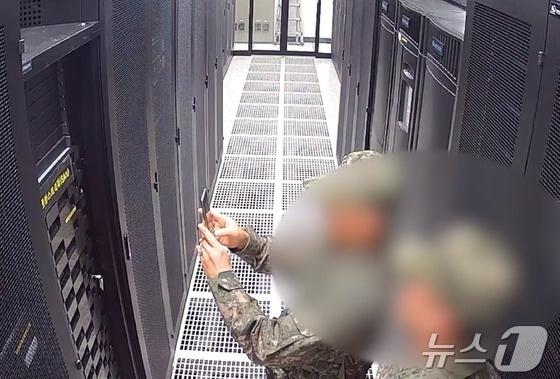 본문 이미지 - 국회 행정안전위원회가 지난 3일 계엄령 선포 당시 선거관리위원회에 투입된 계엄군이 선관위 시스템 서버를 촬영하는 장면이 담긴 내부 CCTV를 6일 공개했다. &#40;행정안전위원회 제공&#41; 2024.12.6/뉴스1