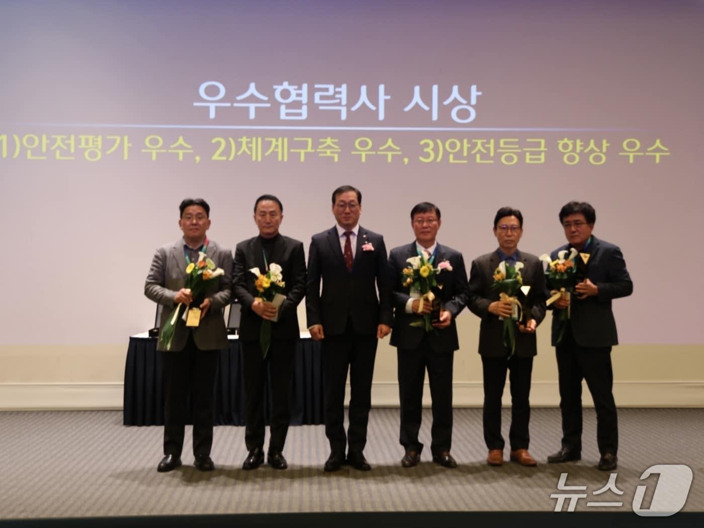 본문 이미지 - 안전일터 조성 협력사 공동선언식에서 안전 우수 협력사로 수상한 업체 대표와 민영학CJ대한통운 건설부문 대표이사가 기념 촬영을 하고 있다. (CJ대한통운 제공) 뉴스1ⓒ news1