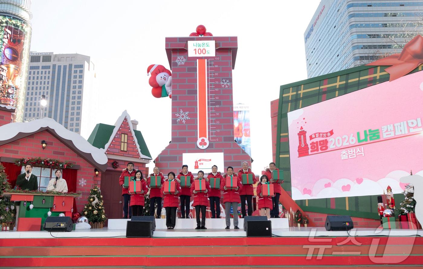 1일 서울 광화문 광장에서 열린 사랑의열매 희망2026나눔캠페인 출범식 및 사랑의온도탑 점등식에서 김병준 사랑의 열매 회장, 오세훈 서울시장 등 참석자들이 점등 퍼포먼스를 하고 있다. (공동취재) 2025.12.1/뉴스1 ⓒ News1 박지혜 기자