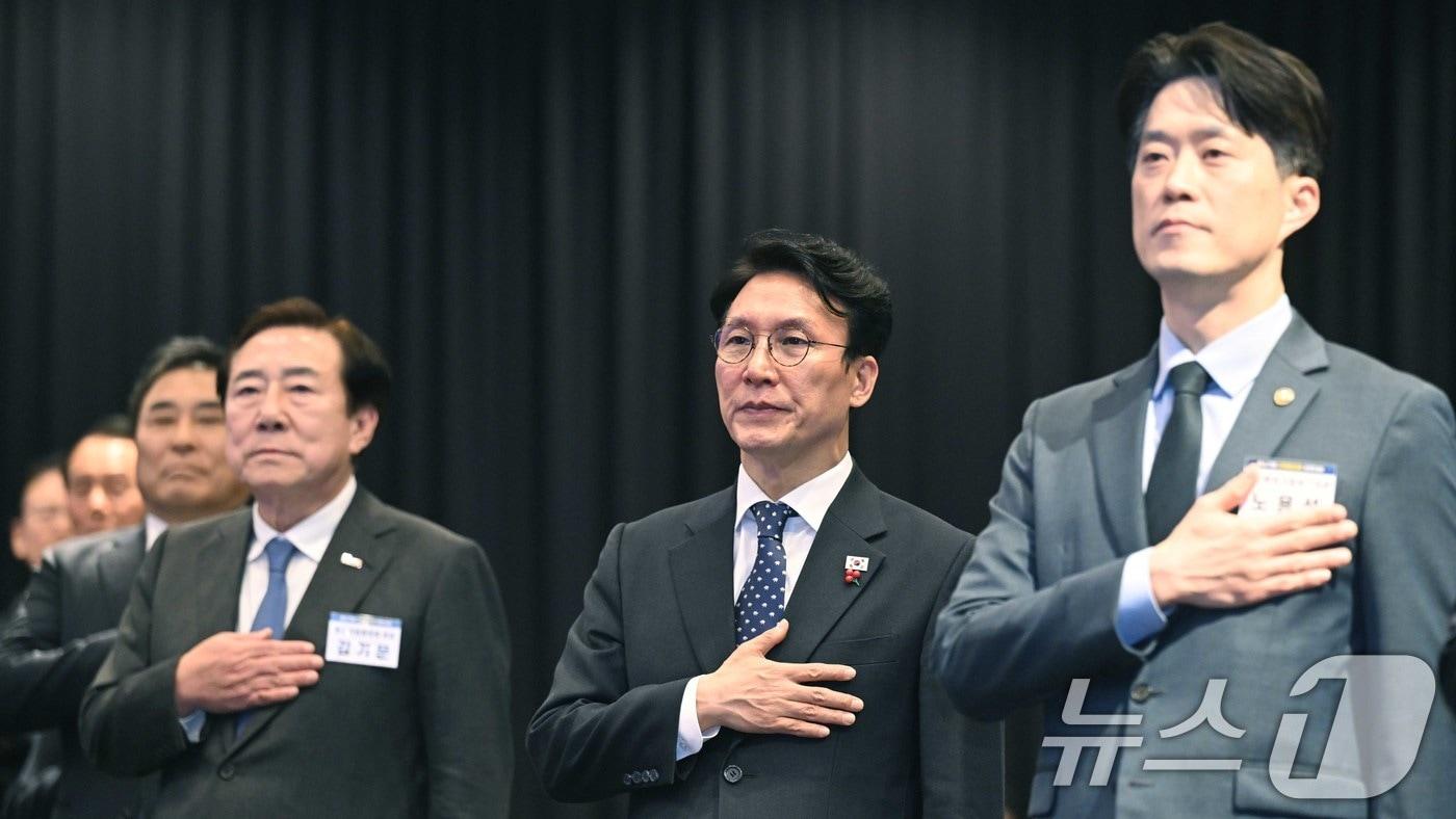 본문 이미지 - 김민석 국무총리(가운데)와 김기문 중소기업중앙회장(왼쪽),  노용석 중기부 1차관(오른쪽)이 지난달 1일  서울 여의도 중소기업중앙회에서 열린 중소기업 규제합리화 현장대화에서 국민의례를 하고 있다. 2025.12.1/뉴스1 ⓒ News1 청사사진기자단