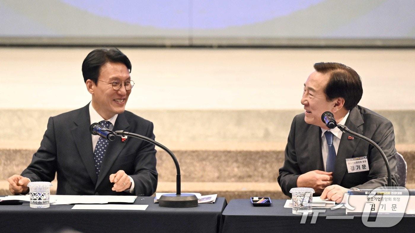 김민석 국무총리(왼쪽)와 김기문 중소기업중앙회 회장이 1일 오후 서울 여의도 중소기업중앙회에서 열린 중소기업 규제합리화 현장대화에서 대화를 하던 중 미소를 짓고 있다. 2025.12.1/뉴스1 ⓒ News1 청사사진기자단