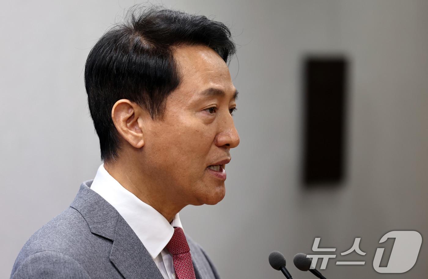 오세훈 서울시장이 1일 오후 서울시청 브리핑실에서 김건희 특검이 오 시장을 &#39;명태균 여론조사비&#39; 대납 혐의로 기소한 것과 관련해 입장을 밝히고 있다. 2025.12.1/뉴스1 ⓒ News1 구윤성 기자