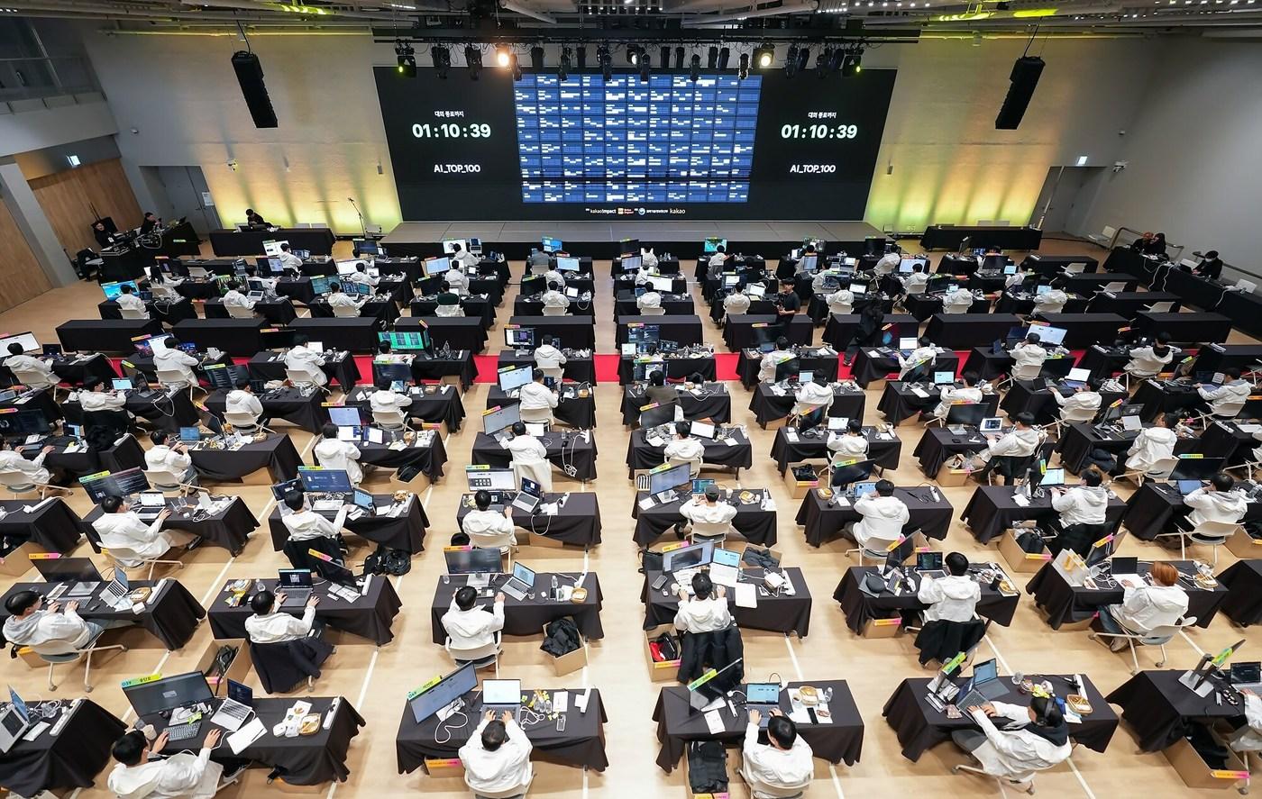 카카오임팩트와 브라이언임팩트는 11월 22일 경기 용인시 카카오 AI 캠퍼스에서 AI 경진대회 &#39;AI 톱 100&#39;&#40;AI TOP 100&#41; 본선을 진행했다.  &#40;카카오 제공&#41;