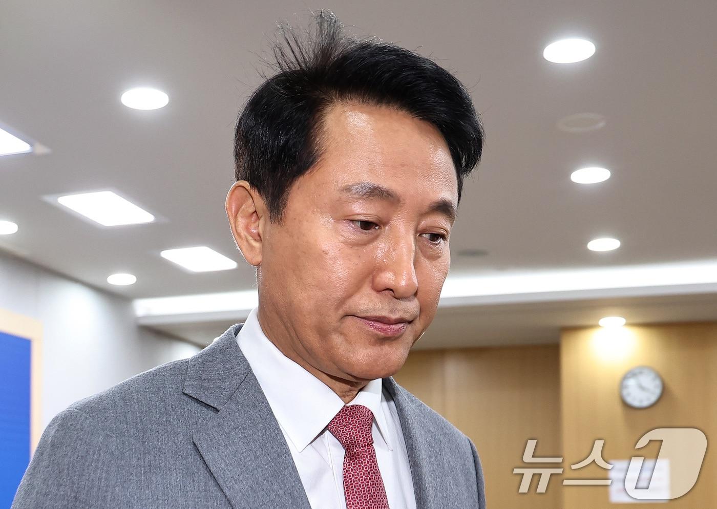 오세훈 서울시장이 1일 오후 서울시청에서 김건희 특검이 오 시장을 &#39;명태균 여론조사비&#39; 대납 혐의로 기소한 것과 관련해 입장을 밝힌 뒤 브리핑실을 나서고 있다. 2025.12.1/뉴스1 ⓒ News1 구윤성 기자
