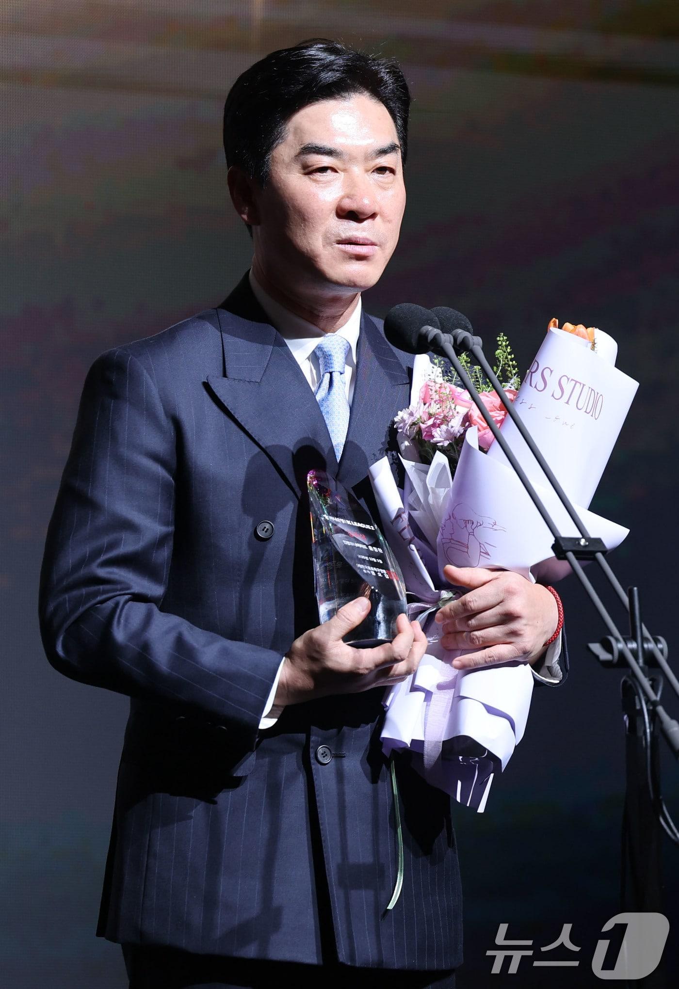 본문 이미지 - 1일 오후 서울 서대문구 홍은동 스위스 그랜드호텔에서 열린 하나은행 K리그 2025대상 시상식에서 K리그2 감독상을 수상한 윤정환&#40;인천 유나이티드&#41;감독이 수상 소감을 말하고 있다. 2025.12.1/뉴스1 ⓒ News1 이광호 기자