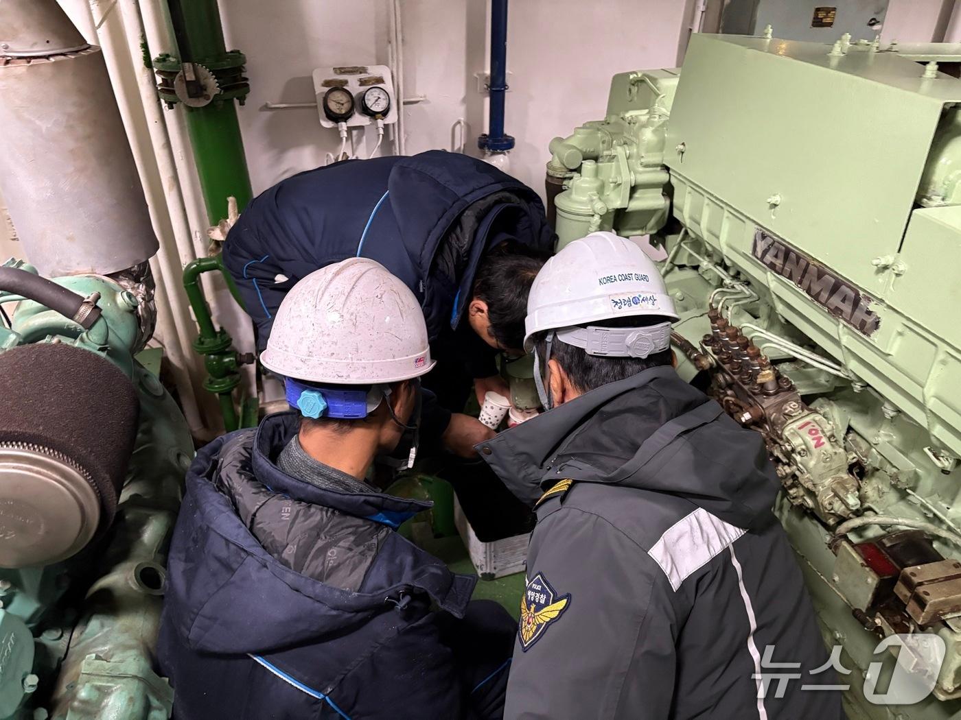 본문 이미지 - 해경 관계자가 선박의 연료유를 채취하고 있는 모습.&#40;울산해경 제공. 재판매 및 DB금지&#41;/뉴스1