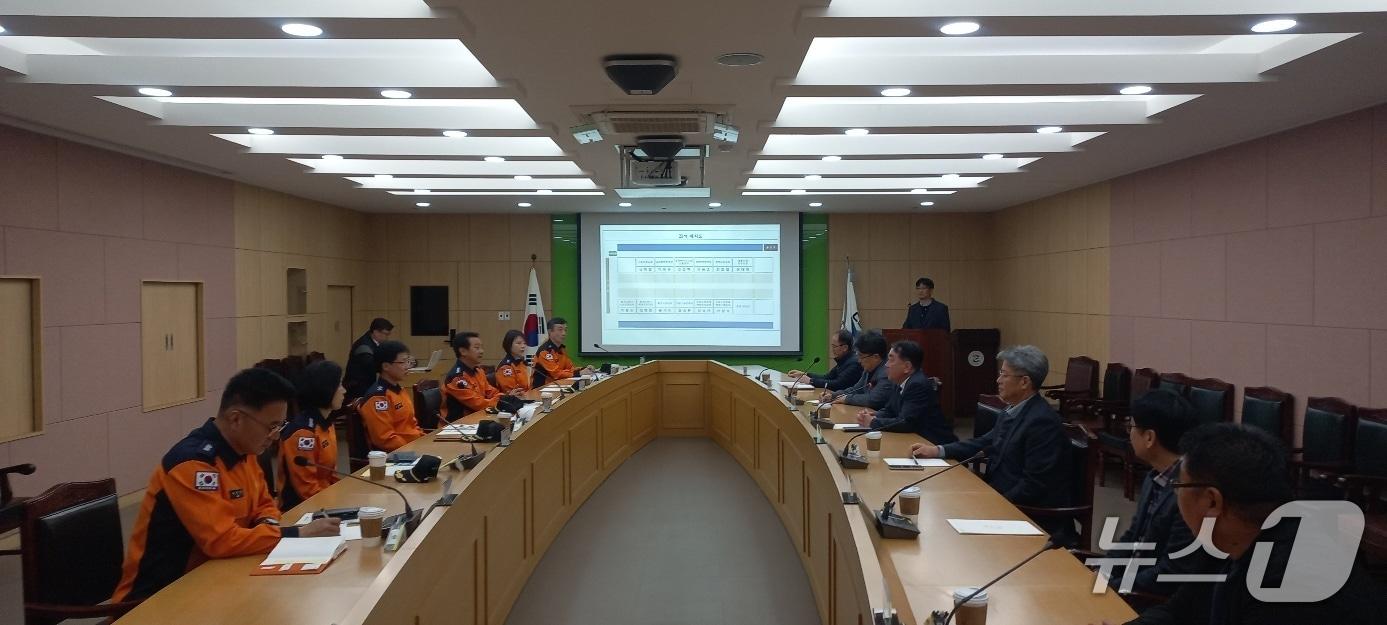 본문 이미지 - 오승훈 강원도 소방본부장은 1일 춘천 바이오타운을 방문해 현장 안전점검과 관계자 간담회를 진행했다.&#40;강원도소방본부 제공, 재판매 및 DB 금지&#41; 2025.12.1/뉴스1