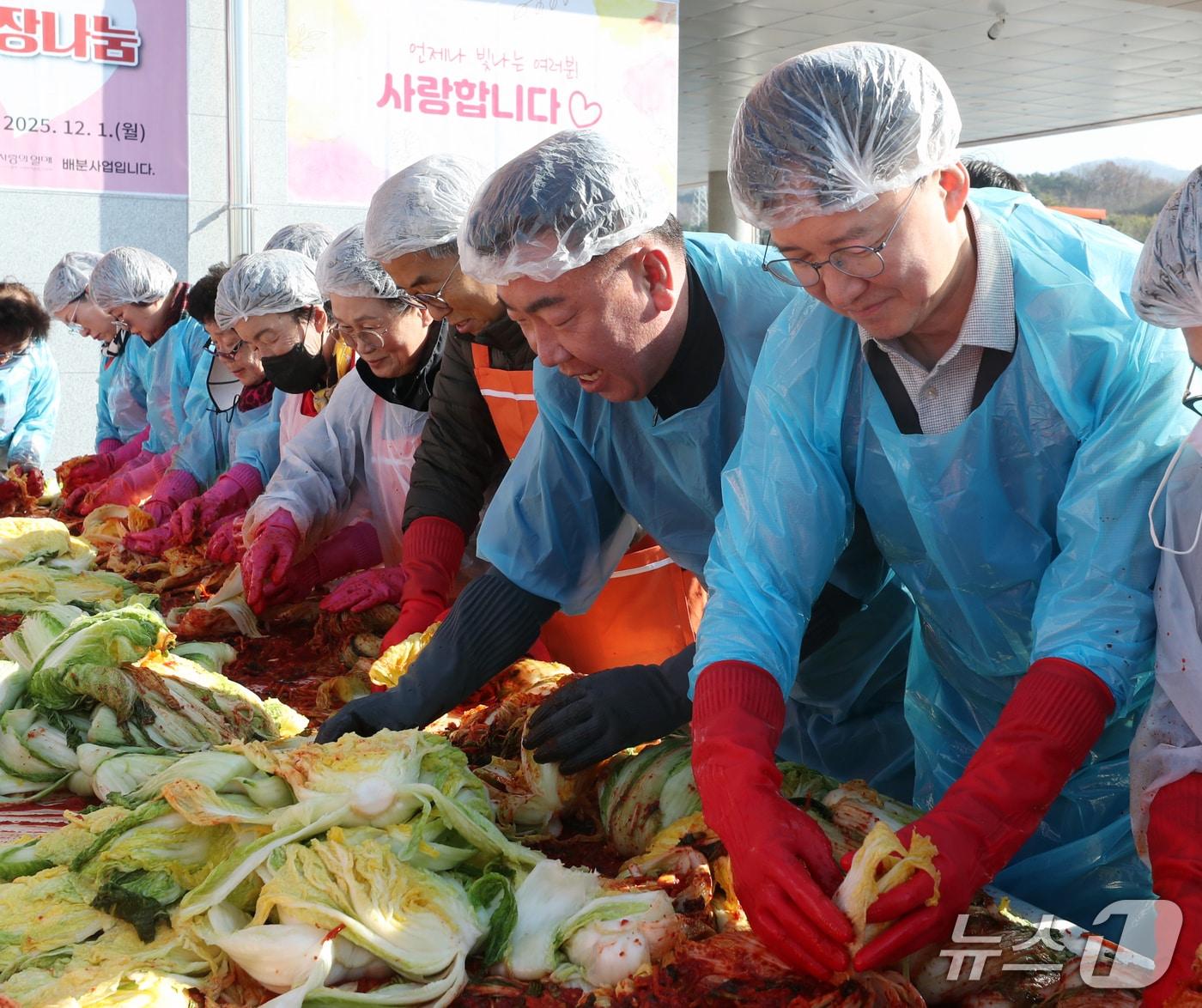 본문 이미지 - SK하이닉스 취약계층 김장 나눔 행사.&#40;시 제공&#41;/뉴스1 