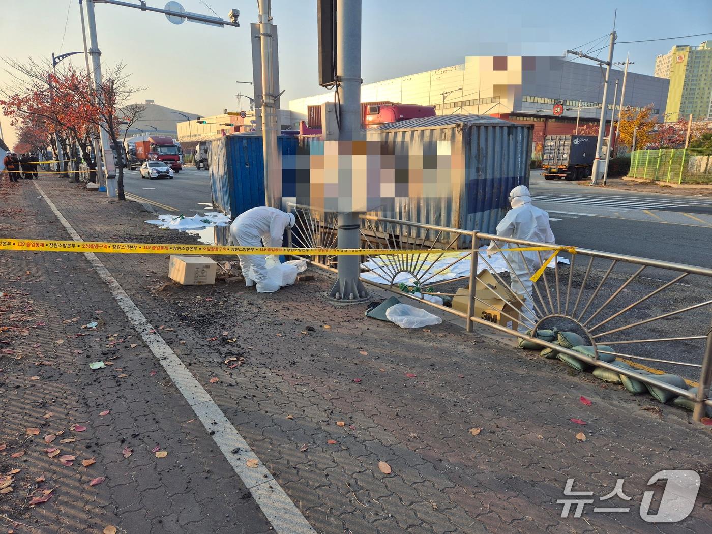 본문 이미지 - 1일 오후 3시 20분쯤 창원시 진해구 용원동 부산신항 5번 신호등 교차로에서 트레일러가 전도돼 화학물질이 유출됐다.&#40;창원소방본부 제공. 재판매 및 DB금지&#41;