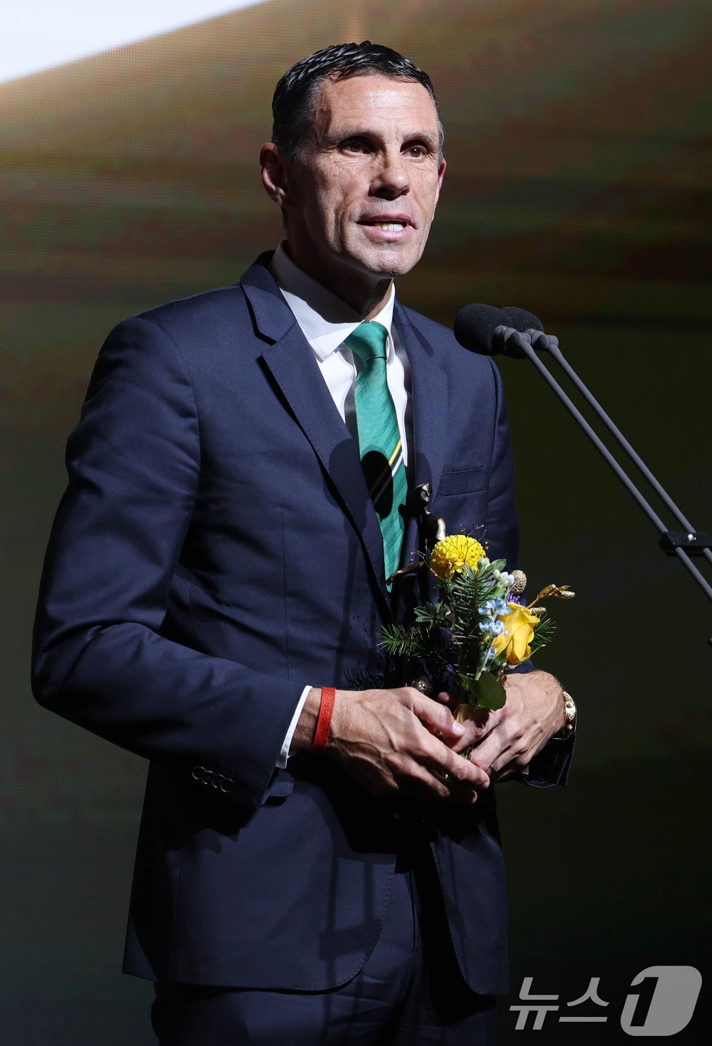 본문 이미지 - 1일 오후 서울 서대문구 홍은동 스위스 그랜드호텔에서 열린 하나은행 K리그 2025대상 시상식에서 K리그1 감독상을 수상한 거스 포옛&#40;전북 현대&#41; 감독이 수상 소감을 말하고 있다. ⓒ News1 이광호 기자