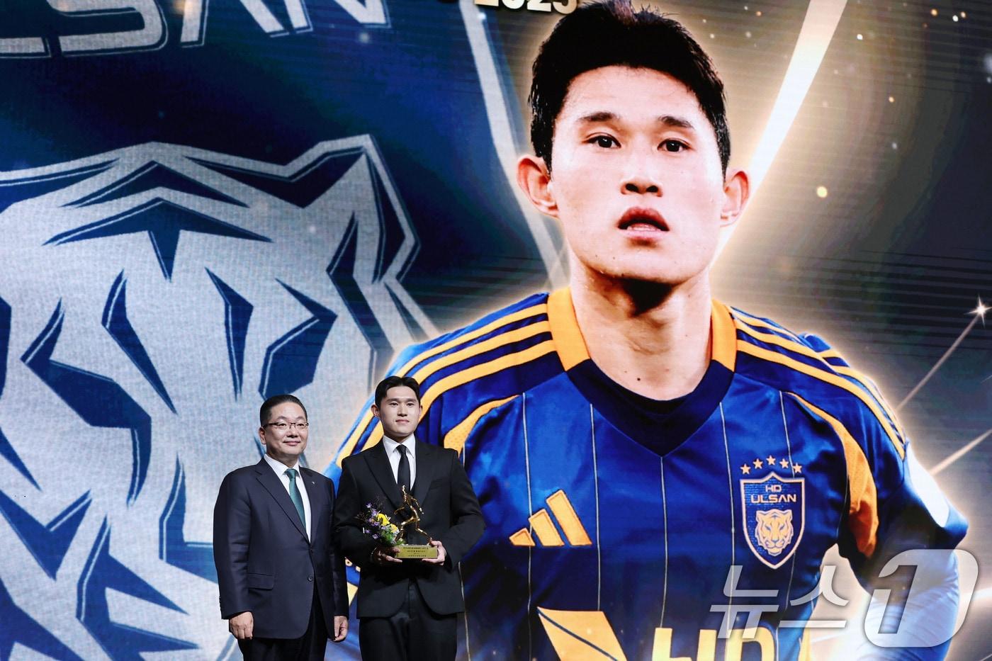 1일 오후 서울 서대문구 홍은동 스위스 그랜드호텔에서 열린 하나은행 K리그 2025대상 시상식에서 K리그1 MVP를 수상한 이동경&#40;울산HD&#41;이 이호성 하나은행장과 기념촬영을 하고 있다. ⓒ News1 이광호 기자