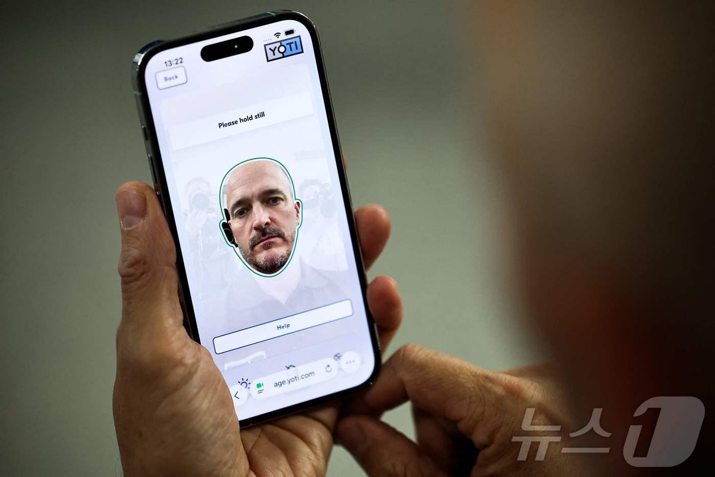 지난 10월 14일 AI 기반 연령확인 스타트업 요티&#40;Yoti&#41;의 최고마케팅책임자&#40;CMO&#41; 크리스 필즈가 런던 사무실에서 회사의 연령 확인 기술을 시연하고 있다. 2025.10.14. ⓒ AFP=뉴스1 ⓒ News1 이정환 기자
