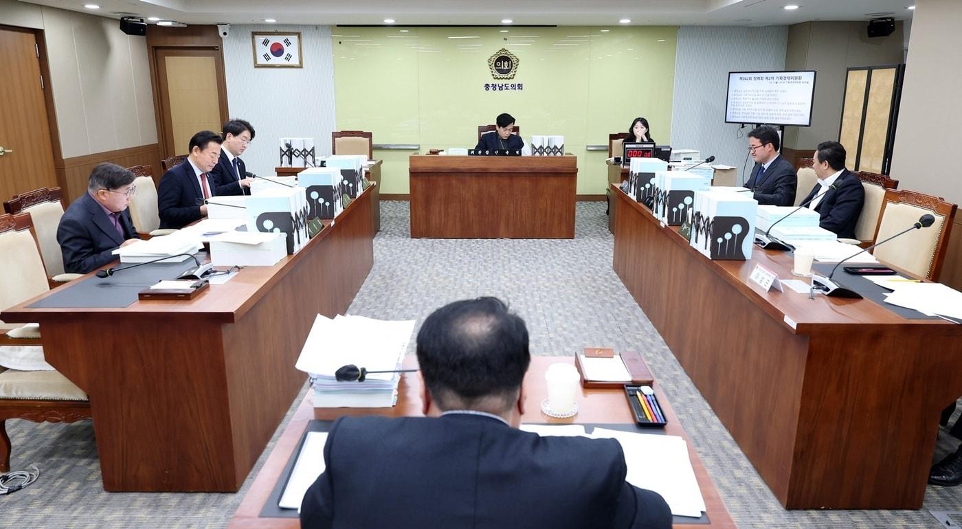 기획경제위원회가 도 산업경제실 소관 조례안과 예산안 등을 심사하고 있다.&#40;충남도의회 제공. 재판매 및 DB금지&#41;/뉴스1