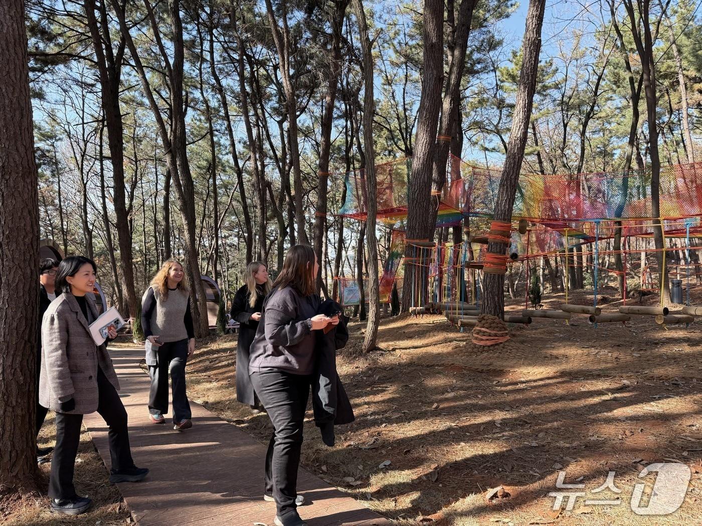 본문 이미지 - 영국 에덴프로젝트 실무팀이 지난 10월에 이어 1일 전북 익산을 찾아 왕궁면 일대에 대한 에덴프로젝트를 구상하고 있다.&#40;익산시 제공. 재판매 및 DB 금지&#41;