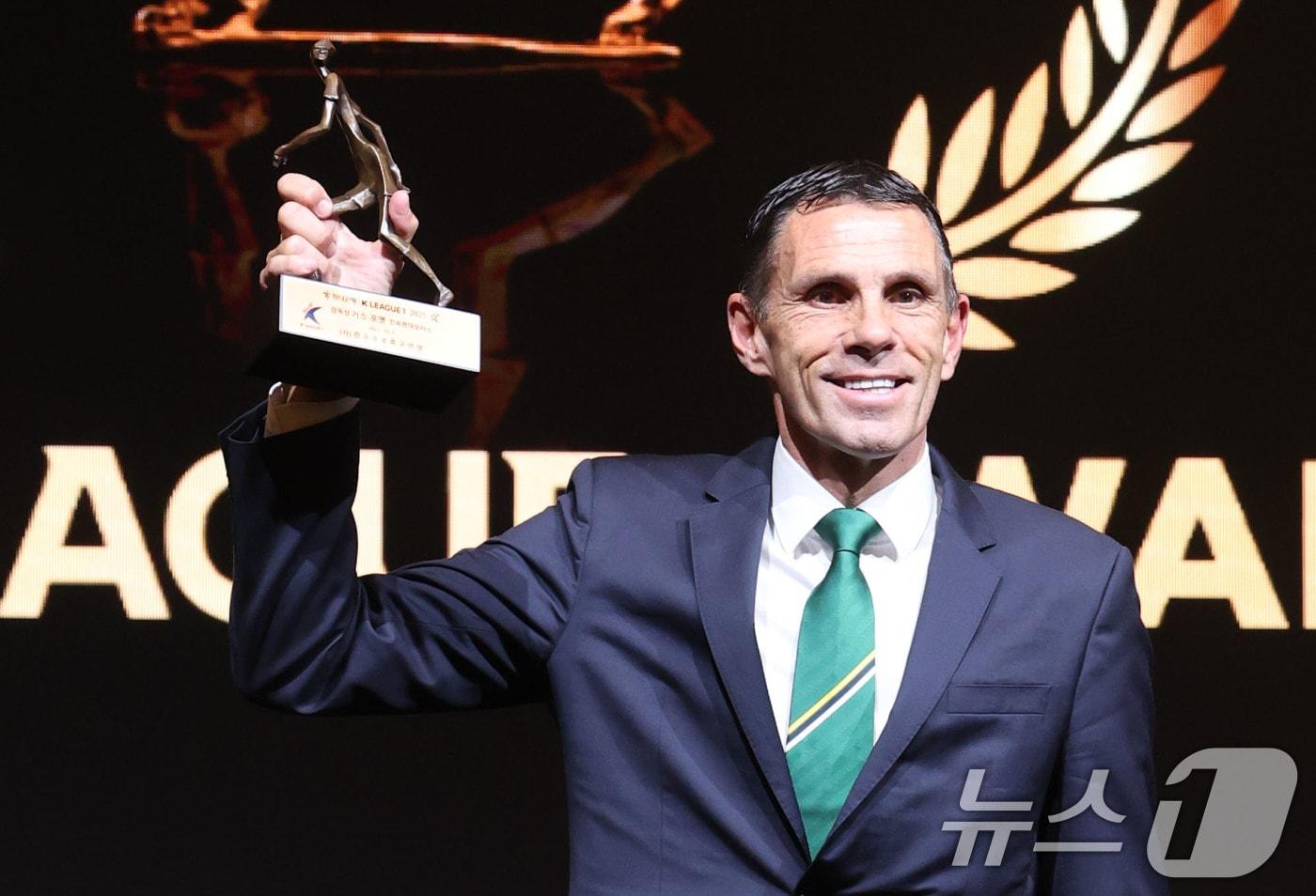 1일 오후 서울 서대문구 홍은동 스위스 그랜드호텔에서 열린 하나은행 K리그 2025대상 시상식에서 K리그1 감독상을 수상한 거스 포옛&#40;전북 현대&#41; 감독이 기념촬영을 하고 있다. 2025.12.1/뉴스1 ⓒ News1 이광호 기자