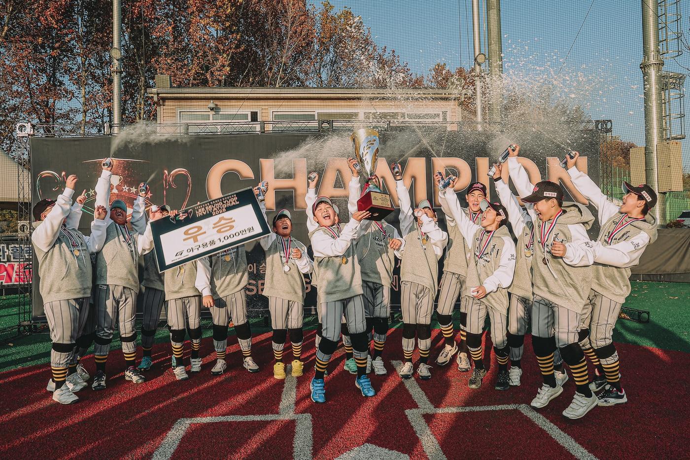 석교초등학교가 &#39;2025 이승엽 파운데이션 인비테이셔널&#39;에서 정상에 올랐다. &#40;이승엽야구장학재단 제공&#41;
