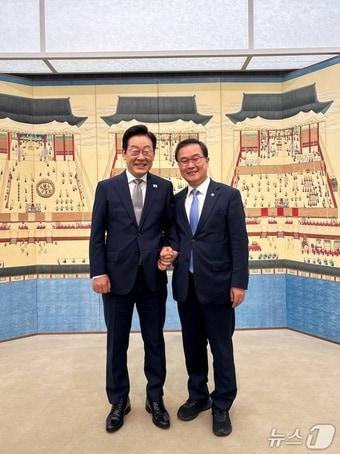 본문 이미지 - 이건태 더불어민주당 의원이 1일 자신의 페이스북에 이재명 대통령과 함께  찍은 사진을 올렸다. (이건태 의원 페이스북)