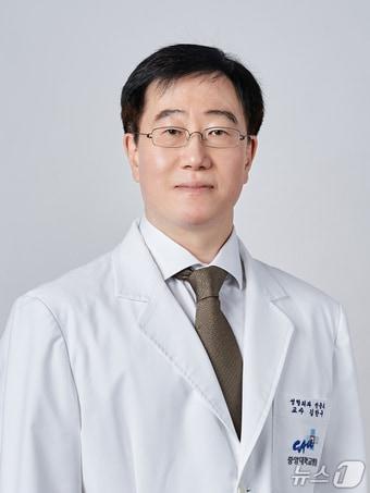 본문 이미지 - 중앙대학교병원은 김한구 성형외과 교수&#40;사진&#41;와 김우주 중앙대학교광명병원 성형외과 교수가 대한두개안면성형외과학회지&#40;Archives of Craniofacial Surgery, ACFS&#41;에 발표한 연구논문이 2025년 최다 피인용 논문에 선정됐다고 1일 밝혔다.&#40;중앙대학교병원 제공&#41;