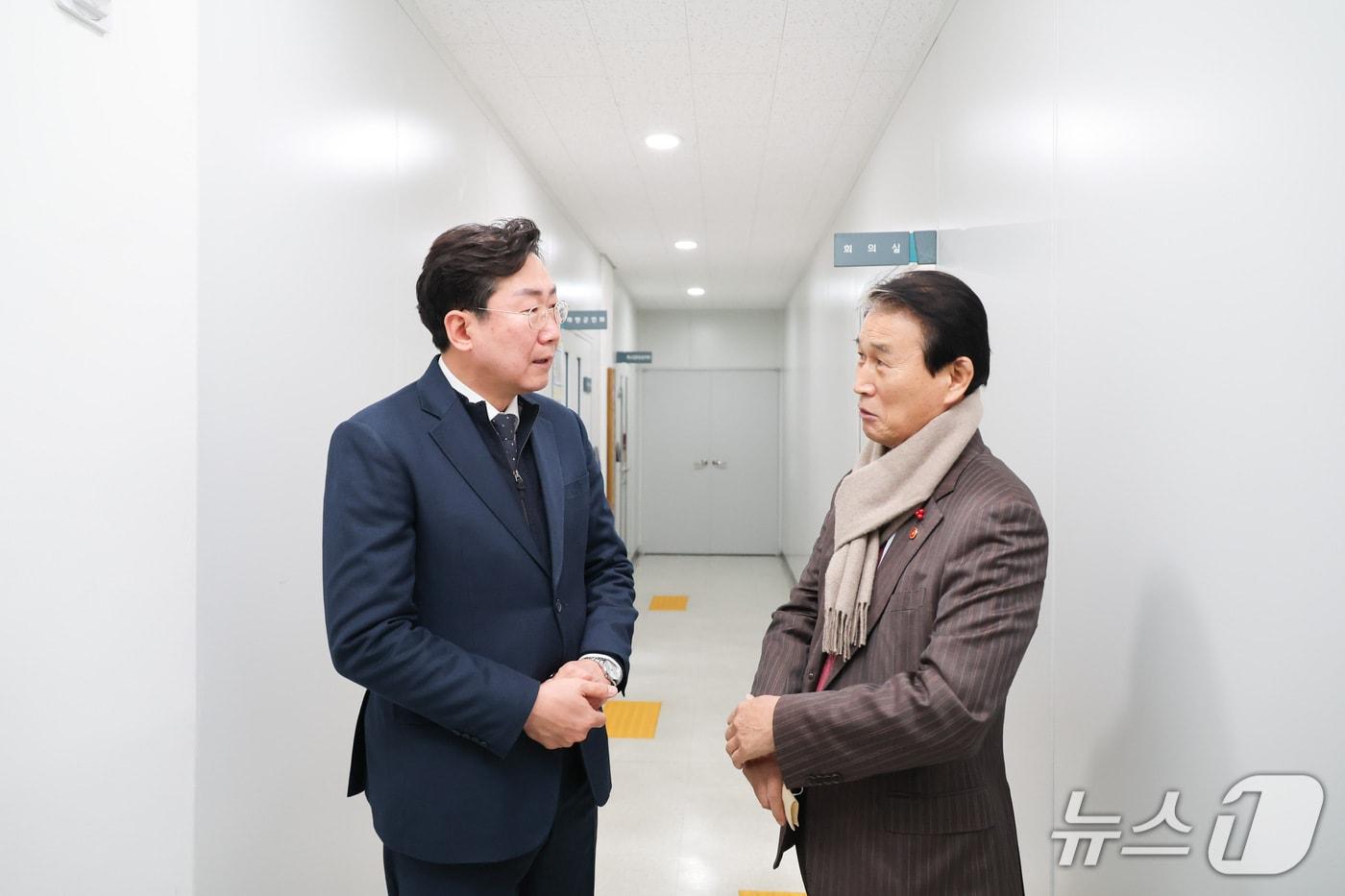 권오을 국가보훈부 장관&#40;오른쪽&#41;이 1일 강원 원주시 통합보훈회관에서 &#39;원주시 보훈단체 소통 간담회&#39;를 가진 가운데, 이날 원강수 강원 원주시장과 지역 호국·보훈 분야에 대해 이야기를 나누고 있다. &#40;원주시 제공. 재판매 및 DB금지&#41; 2025.12.1/뉴스1