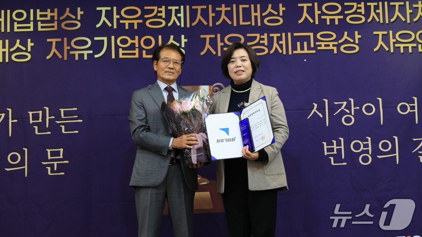 신계용 과천시장&#40;오른쪽&#41;이 &#39;2025 자유의 밤&#39; 행사에서 자유경제자치상을 수상하고 있다.&#40;자유기업원 제공&#41;