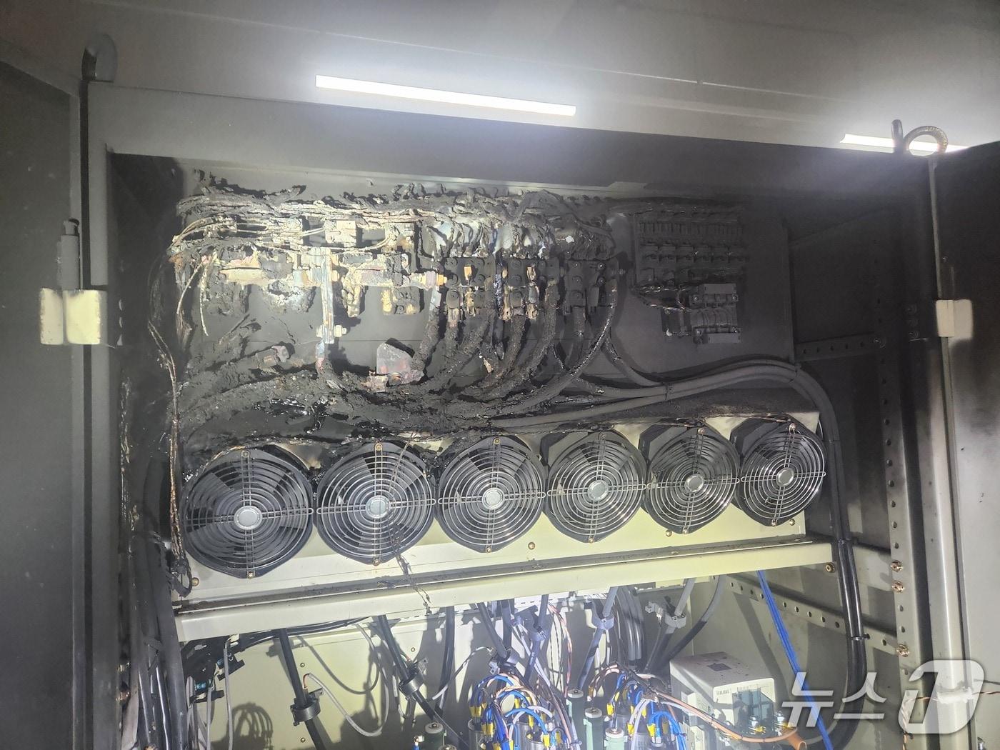 본문 이미지 - 불이 나 타버린 무정전전원장치.&#40;청주동부소방서 제공. 재판매 및 DB금지&#41;/뉴스1