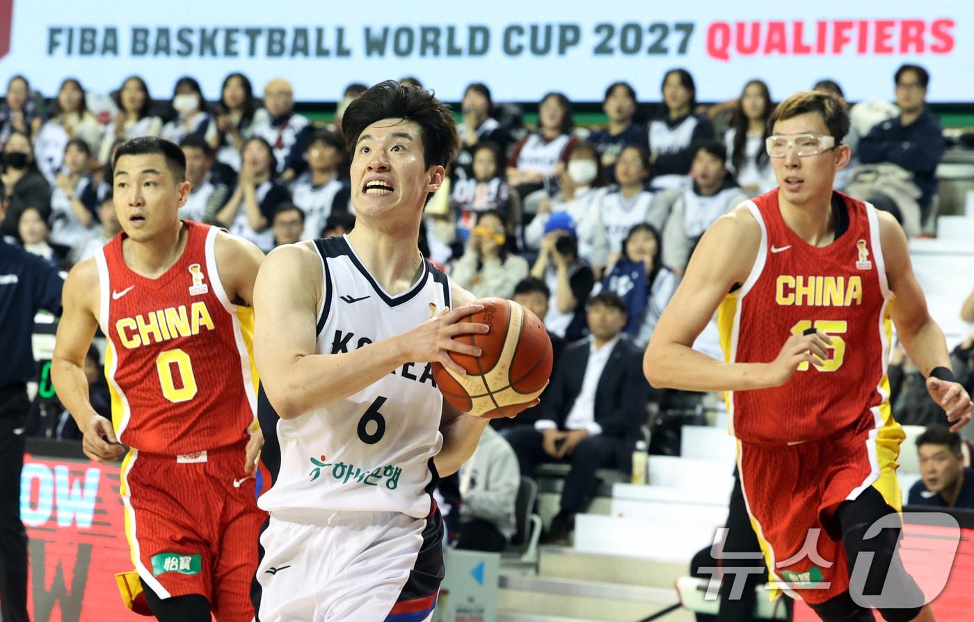 1일 강원도 원주시 동부DB프로미 아레나에서 열린 2027 국제농구연맹&#40;FIBA&#41; 월드컵 아시아 예선 1라운드 B조 2차전에서 이정현이 드리블을 하고 있다. 한편 지난달 28일 한국은 중국 베이징에서 열린 1차전 원정 경기에서 중국을 80-76으로 격파했다. 2025.12.1/뉴스1 ⓒ News1 김명섭 기자