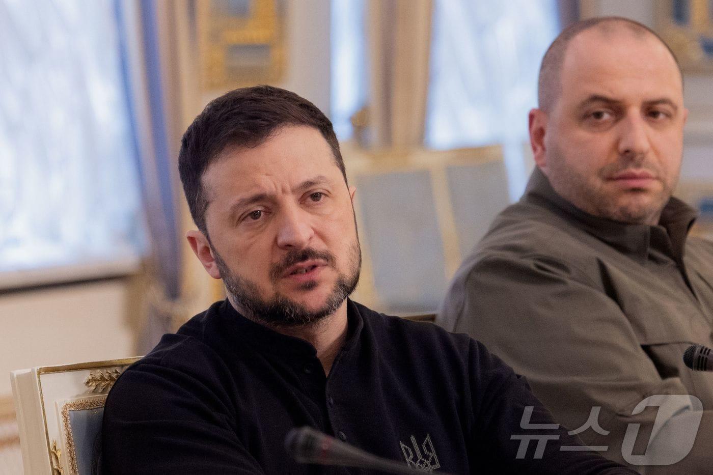 젤렌스키 우크라이나 대통령&#40;왼쪽&#41;과 우메로우 국방안보국방위원회&#40;NSDC&#41; 서기. 2025.01.14 ⓒ AFP=뉴스1 ⓒ News1 이지예 객원기자