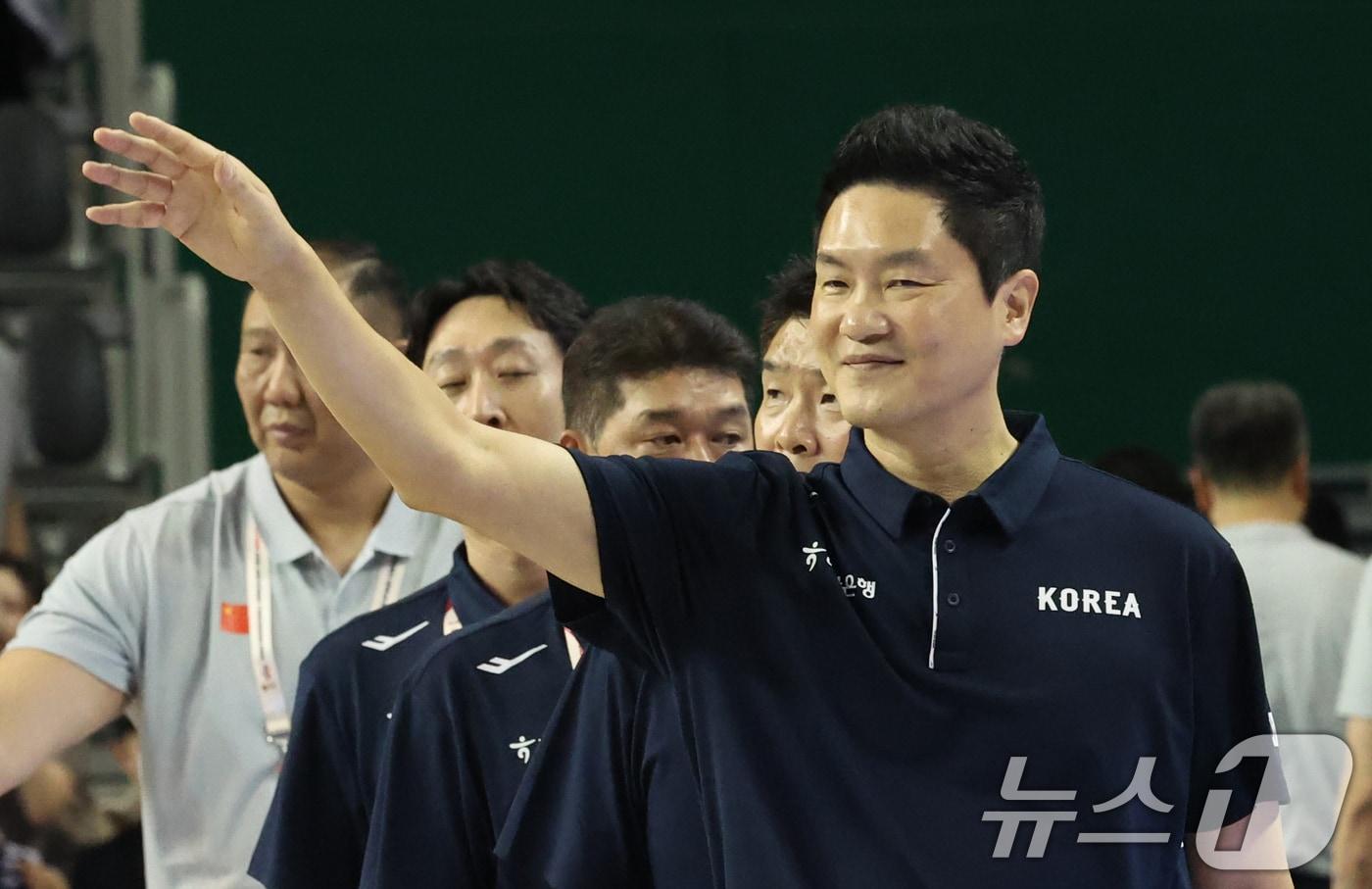 1일 강원도 원주시 동부DB프로미 아레나에서 열린 2027 국제농구연맹&#40;FIBA&#41; 월드컵 아시아 예선 1라운드 B조 대한민국과 중국의 2차전에서 90-76으로 승리한 전희철 감독이 웃음을 짓고 있다. 한편 지난달 28일 한국은 중국 베이징에서 열린 1차전 원정 경기에서 중국을 80-76으로 격파했다. 2025.12.1/뉴스1 ⓒ News1 김명섭 기자