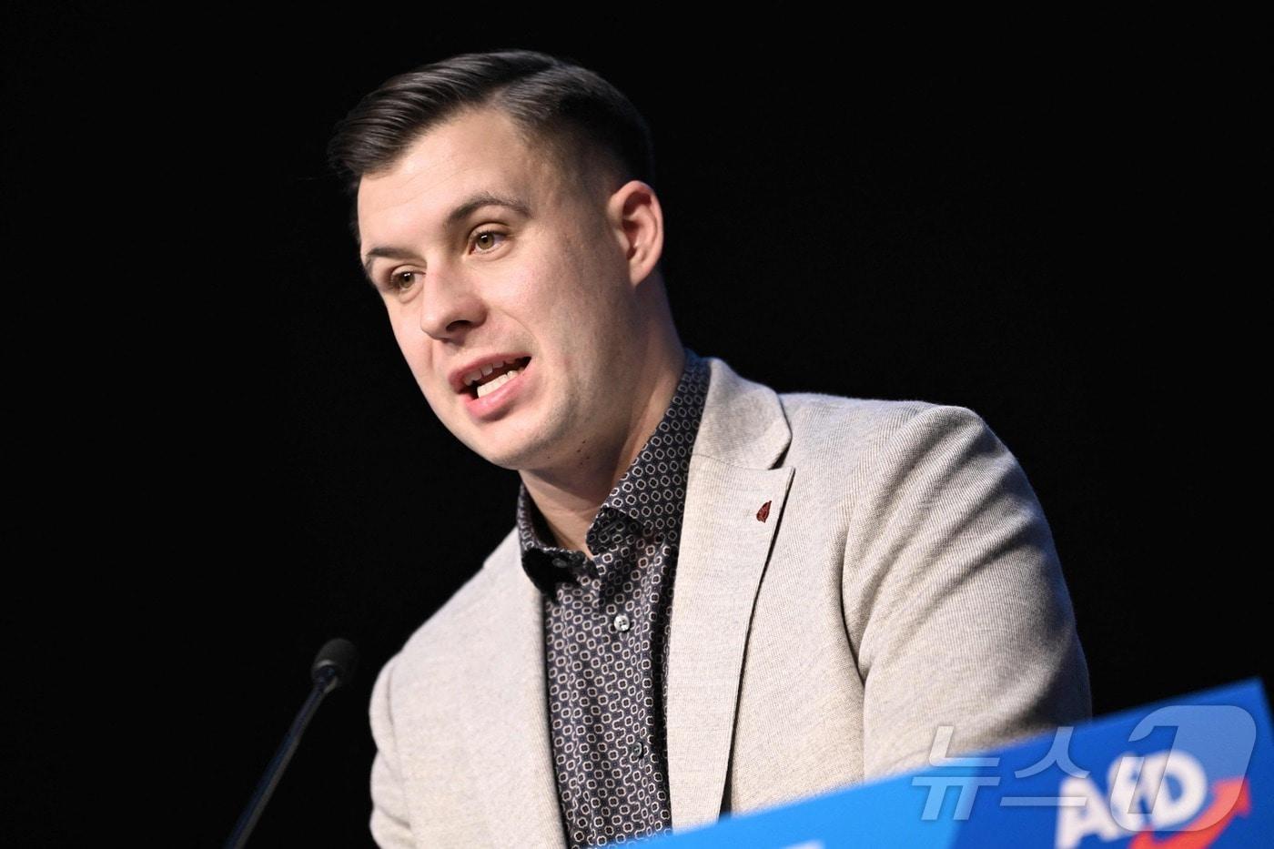 29일&#40;현지시간&#41; 독일 헤센주 기센에서 열린 &#39;독일을 위한 대안&#39;&#40;AfD&#41; 청년조직 &#39;제너레이션 도이칠란트&#39; 출범식에서 브란덴부르크주 주의원 장-파스칼 홈이 대의원들을 향해 연설하고 있다. 2025.11.29. ⓒ AFP=뉴스1 ⓒ News1 윤다정 기자