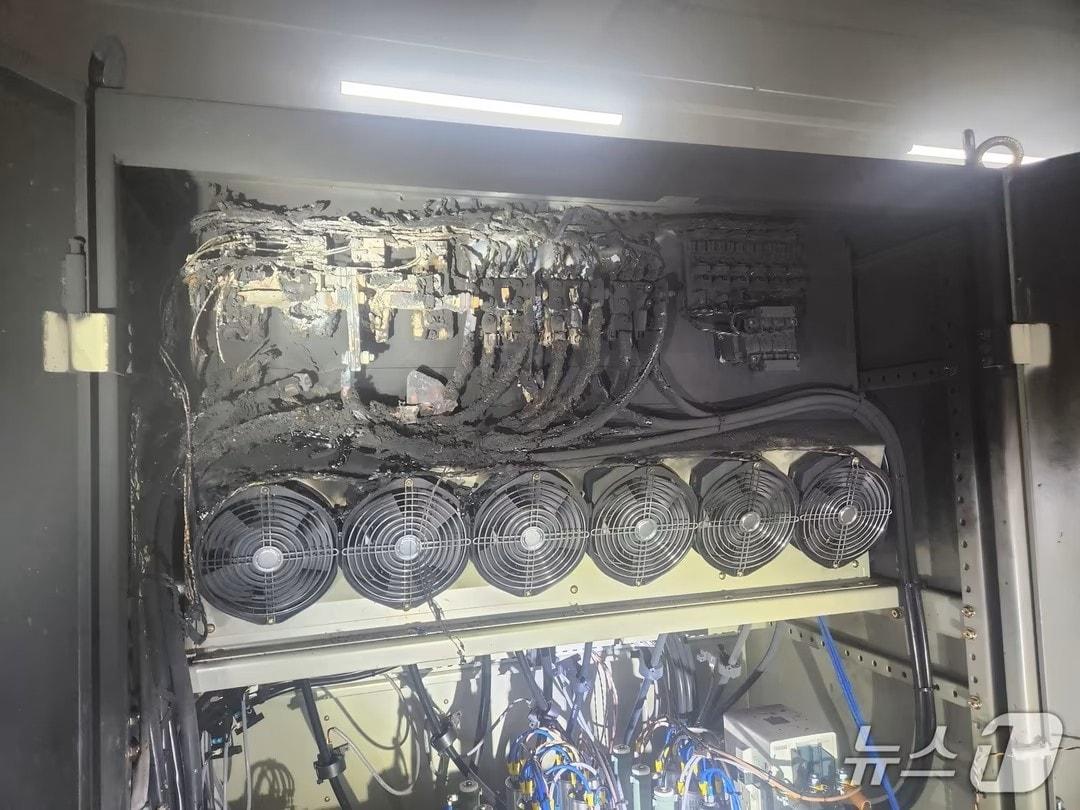 본문 이미지 - 불에 탄 청원구청 무정전 전원장치.&#40;청주동부소방서 제공, 재판매 및 DB금지&#41;/뉴스1